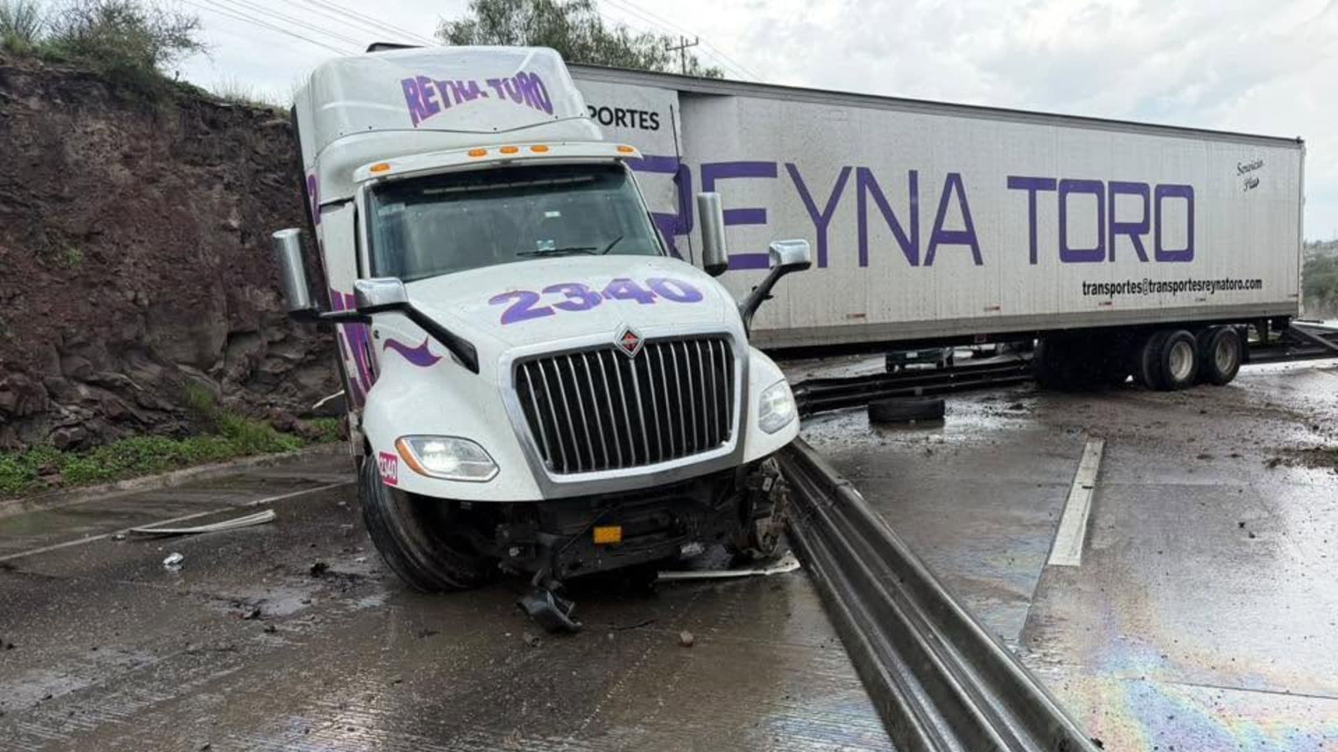 El fuerte accidente ocurrió en la autopista México-Querétaro a la altura de Coyotepec