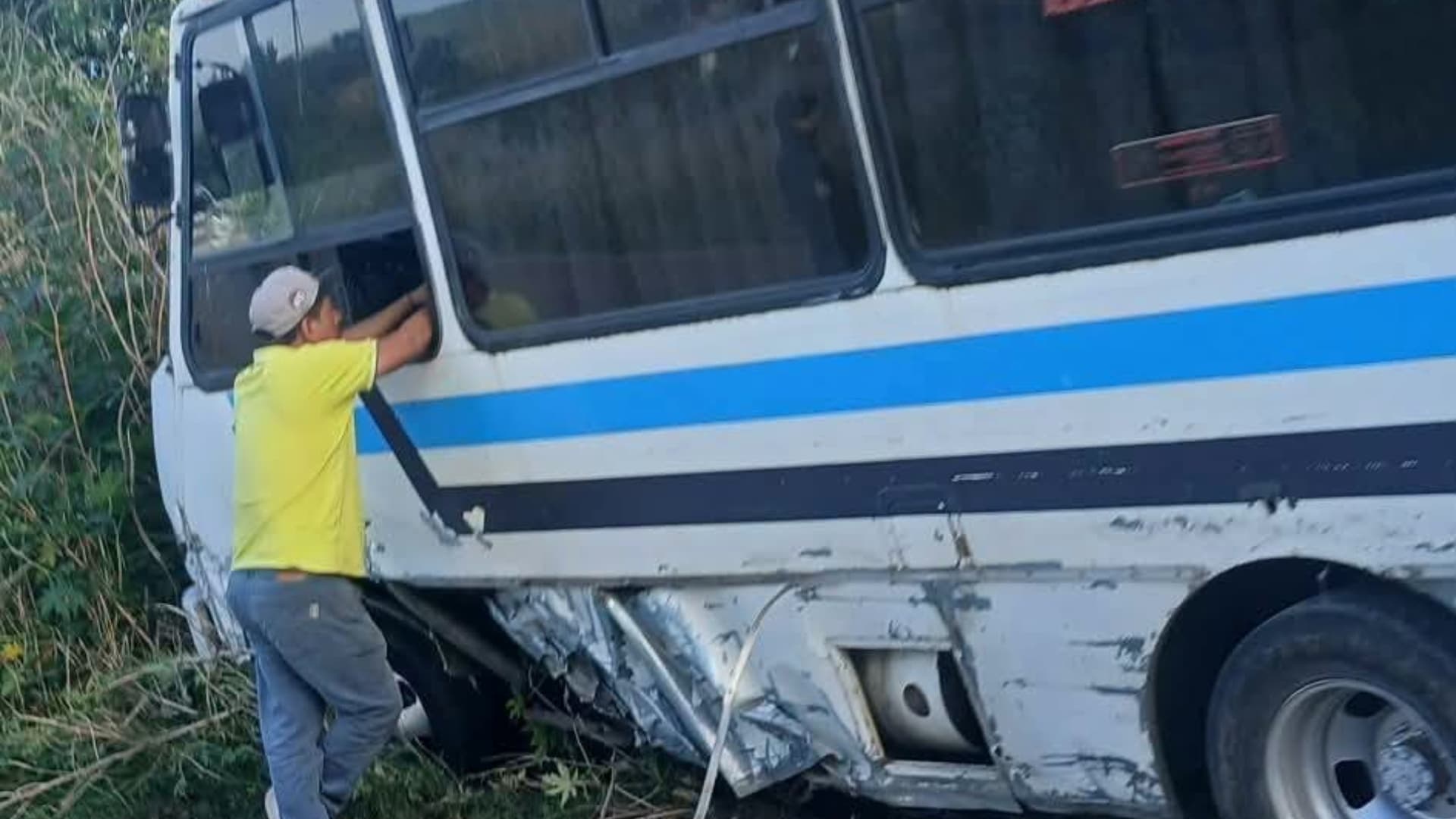 Accidente microbús y auto en la carretera Atlixco–Tochimilco