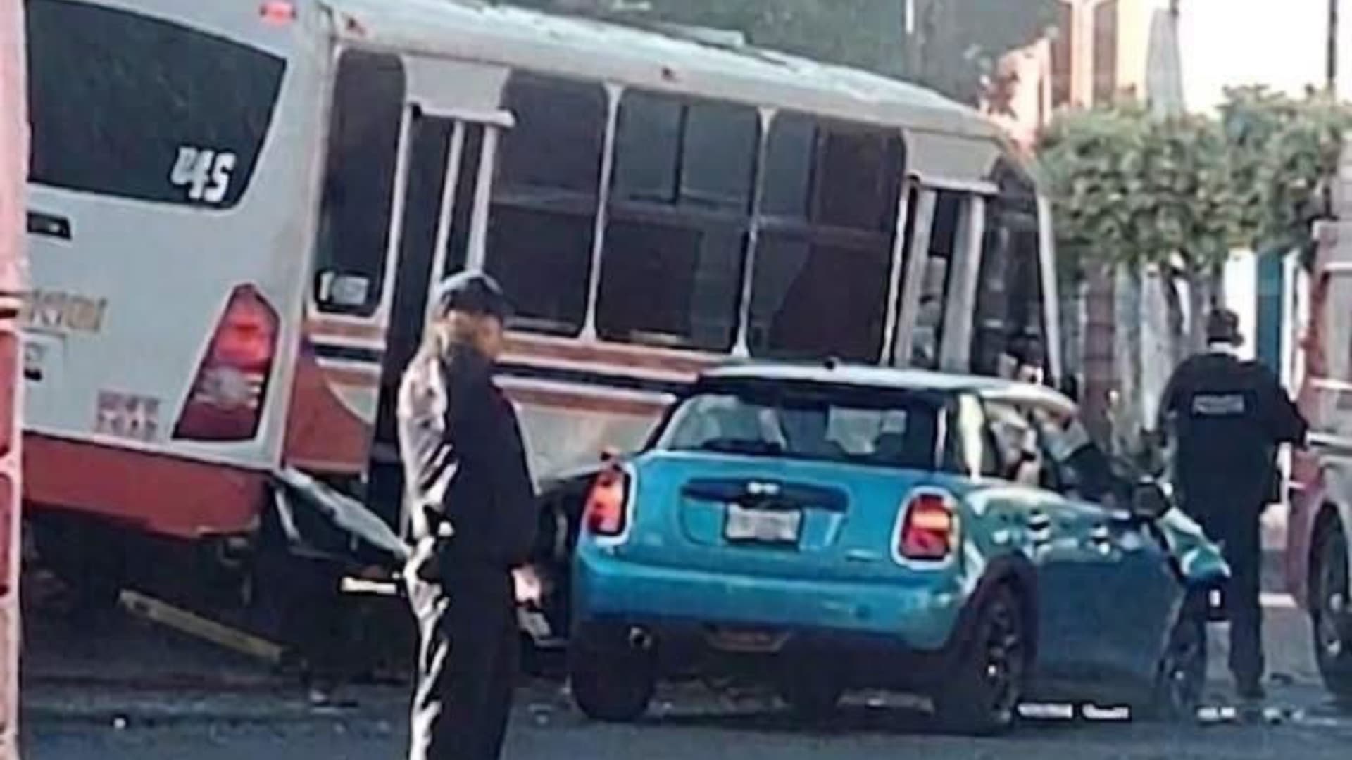 Choque entre Auto Deportivo y Transporte Público Deja a Conductora Lesionada en Puebla