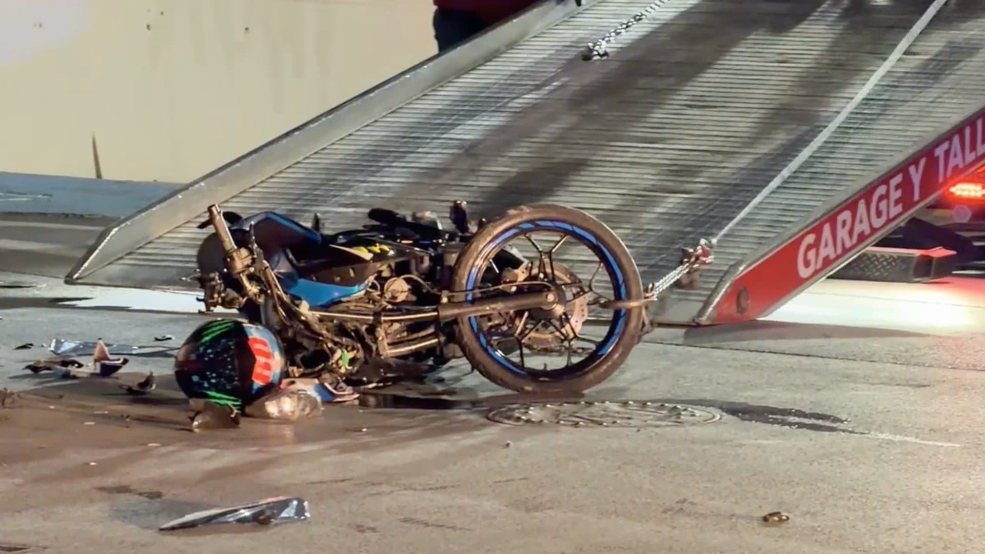 Motocicleta remolcada por grúa tras accidente