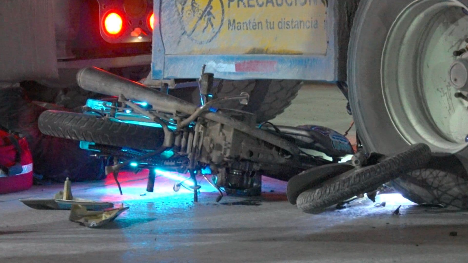 Motocicleta debajo de tráiler