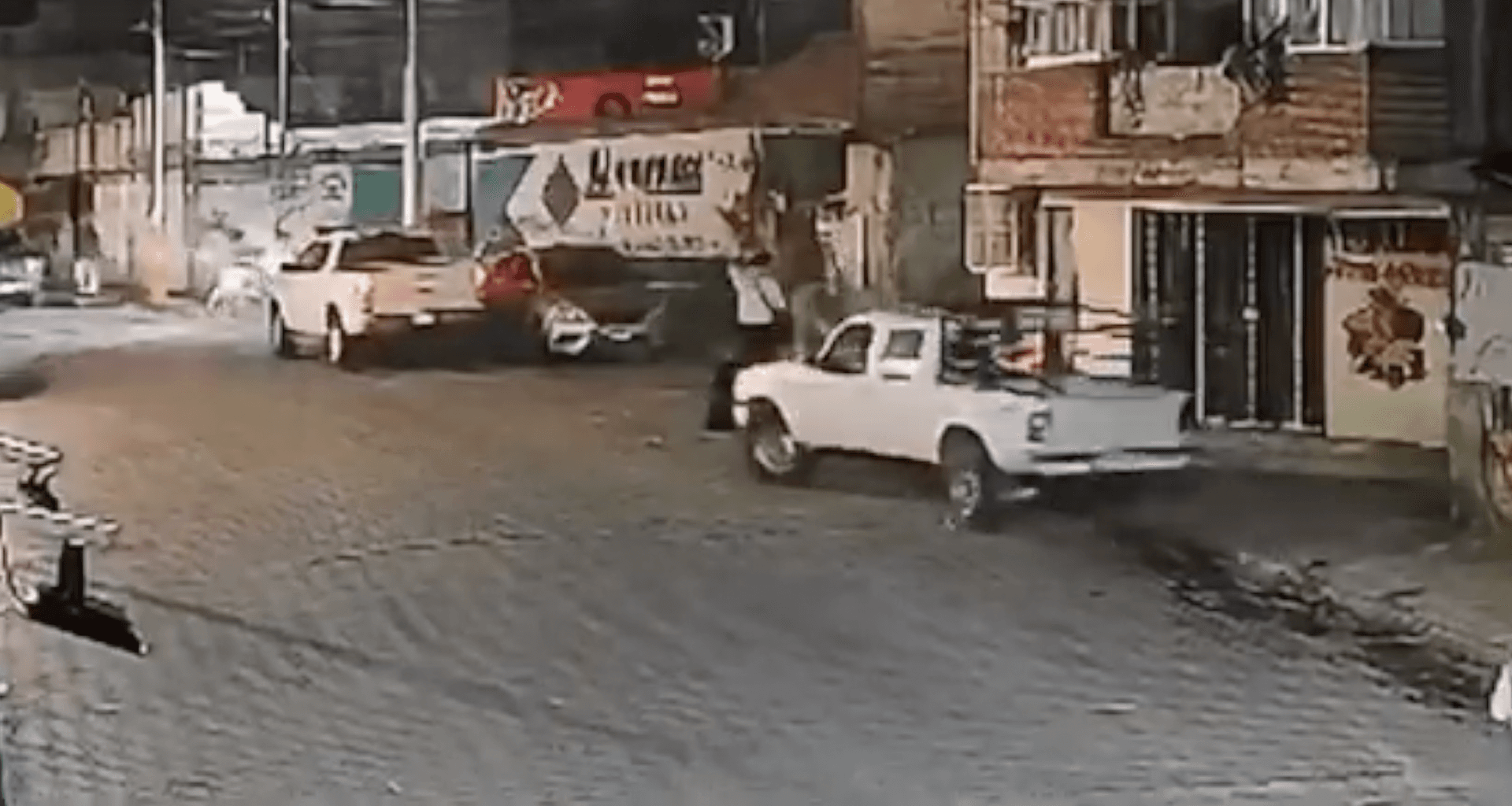 El conductor alcoholizado chocó a tres motociclistas.