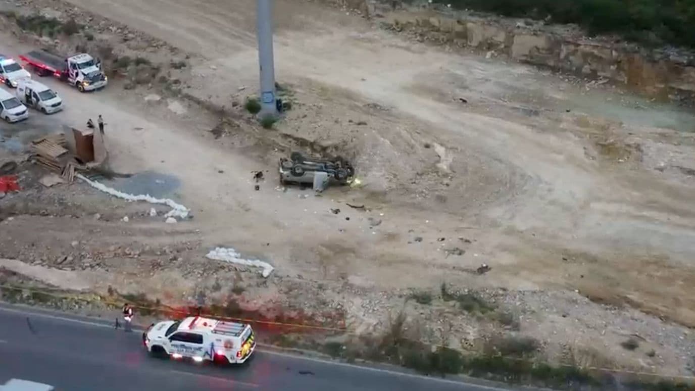Una mujer sin vida y dos lesionados deja volcadura en Valle Oriente
