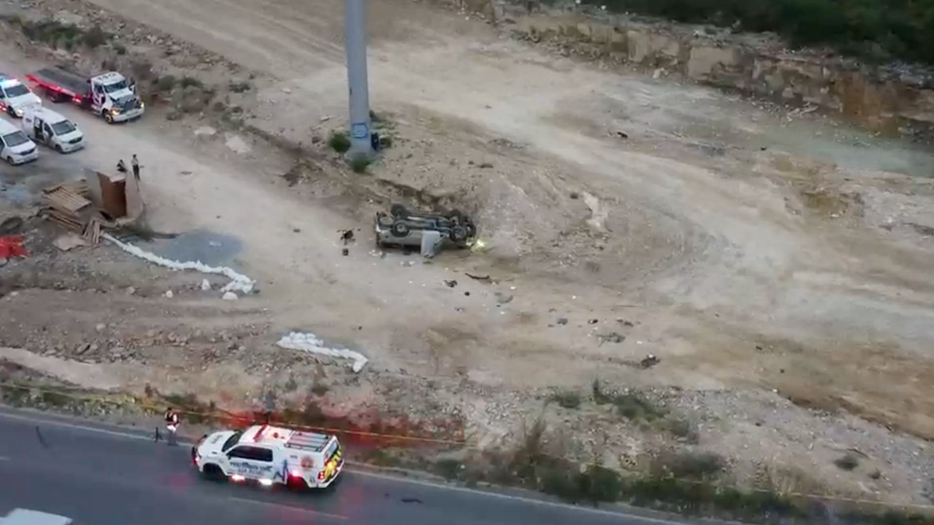 Una mujer sin vida y dos lesionados deja volcadura en Valle Oriente