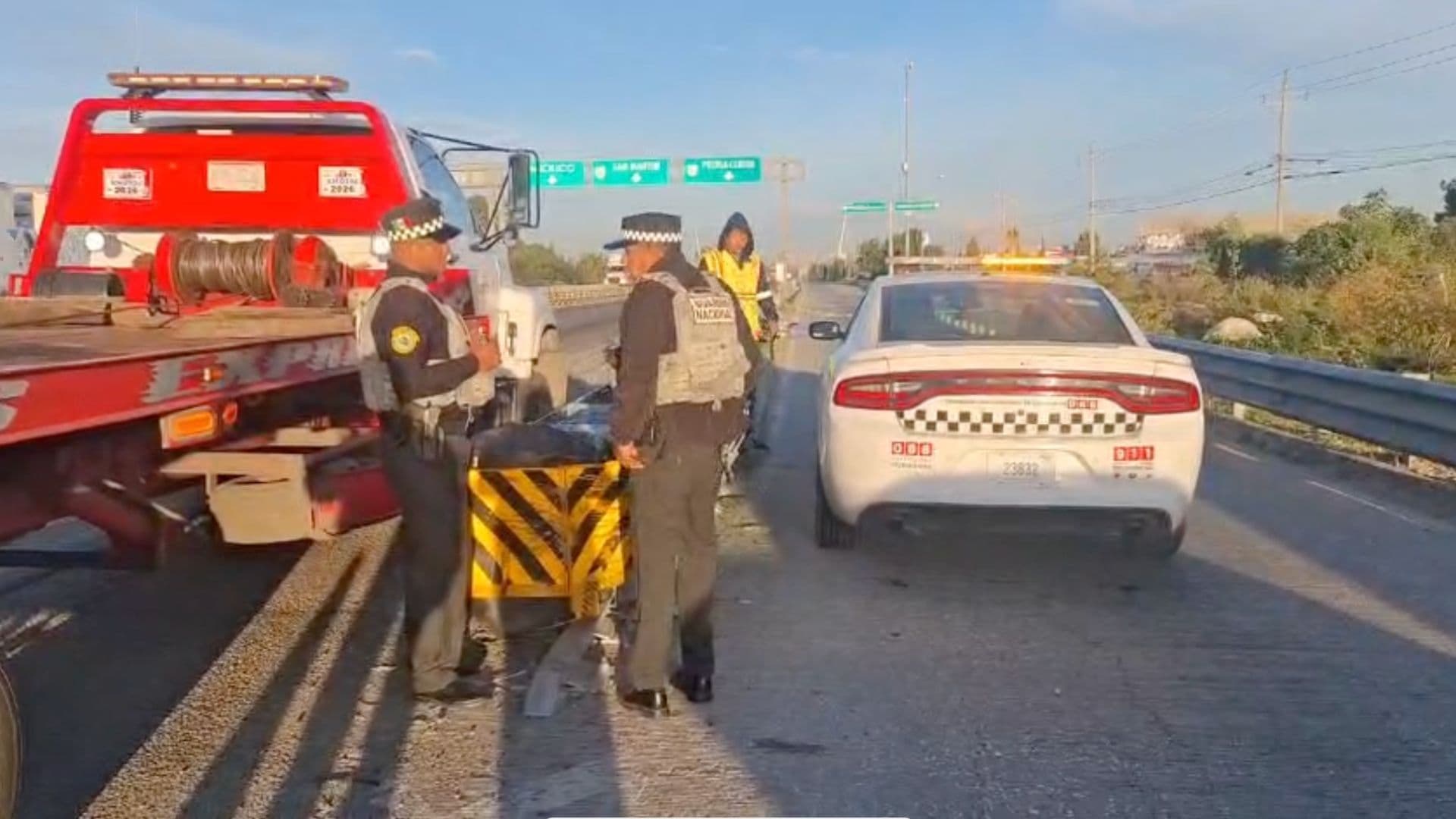 Motociclista muere tras accidente en la autopista México-Puebla.
