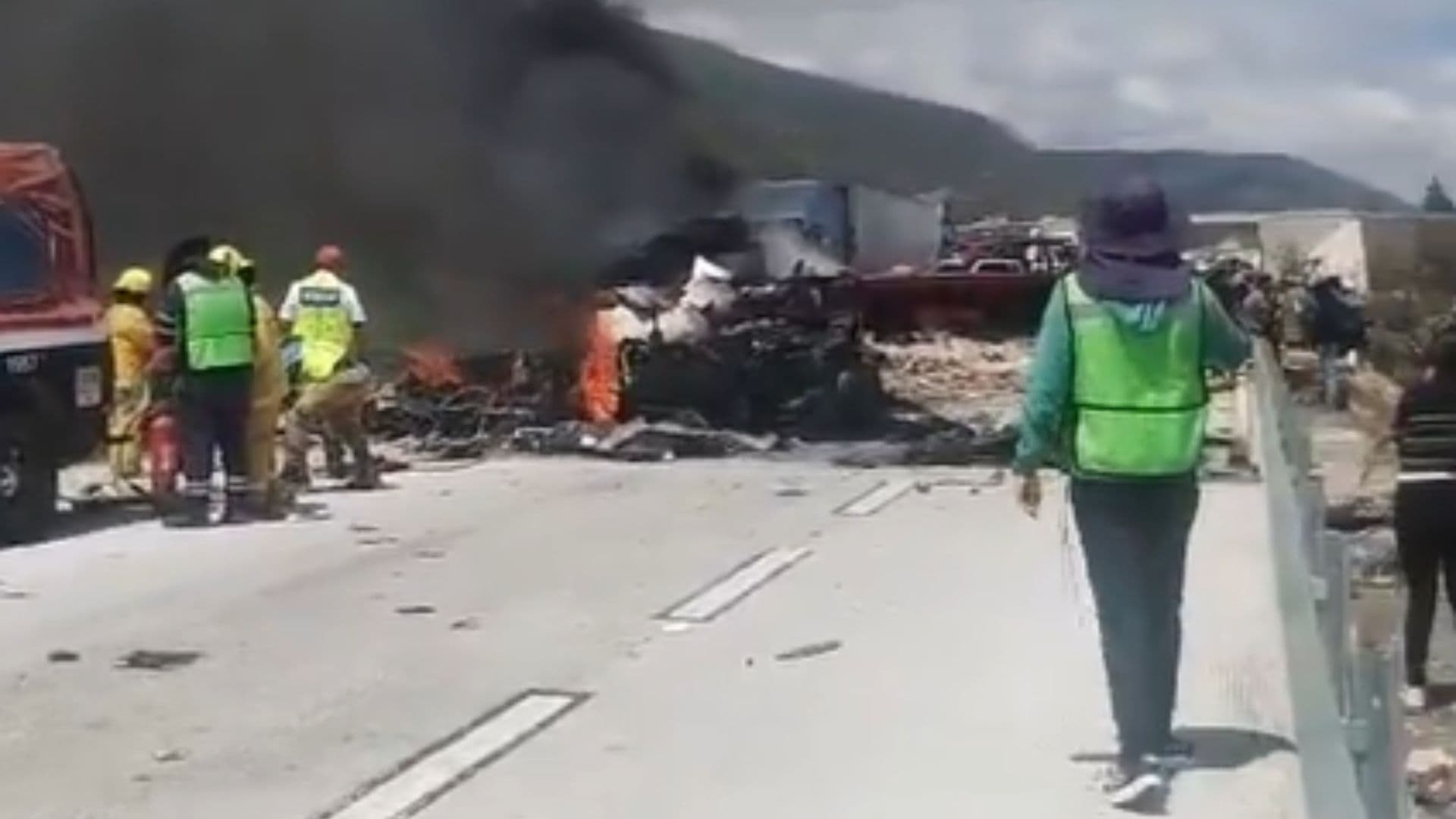 Accidente Choque Tráileres Incendio Dos Muertos Calcinados Autopista Cuacnopalan Oaxaca Puebla