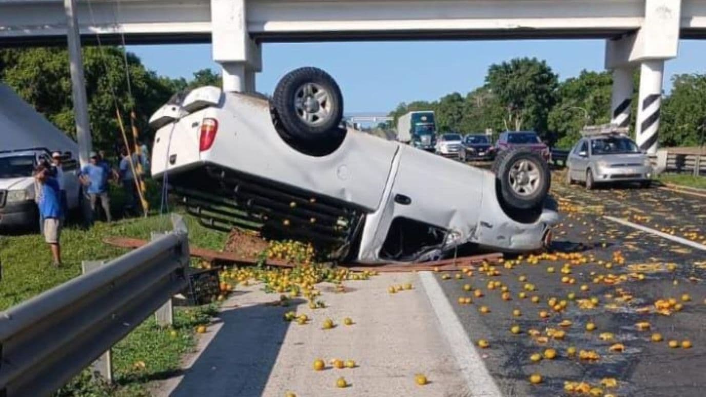 Vuelca Camioneta Cargada con Mandarinas en la Autopista México-Tuxpan