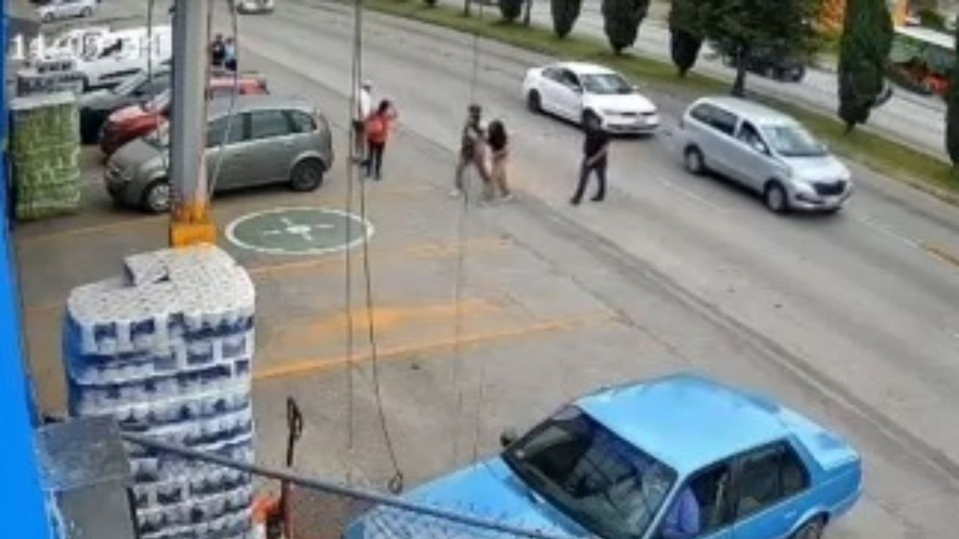 Momento en que trabajador salva a una niña de fatal accidente el Puebla