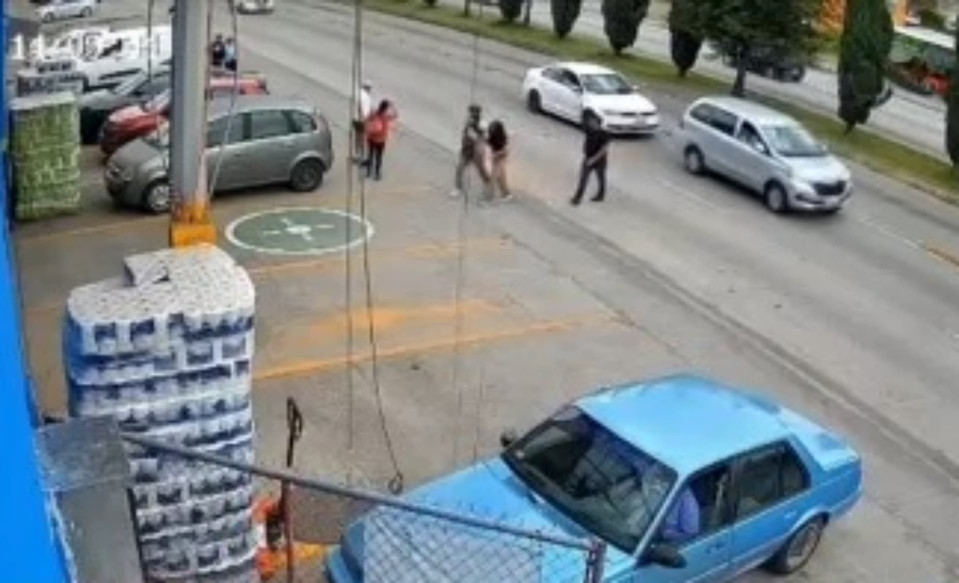 Momento en que trabajador salva a una niña de fatal accidente el Puebla