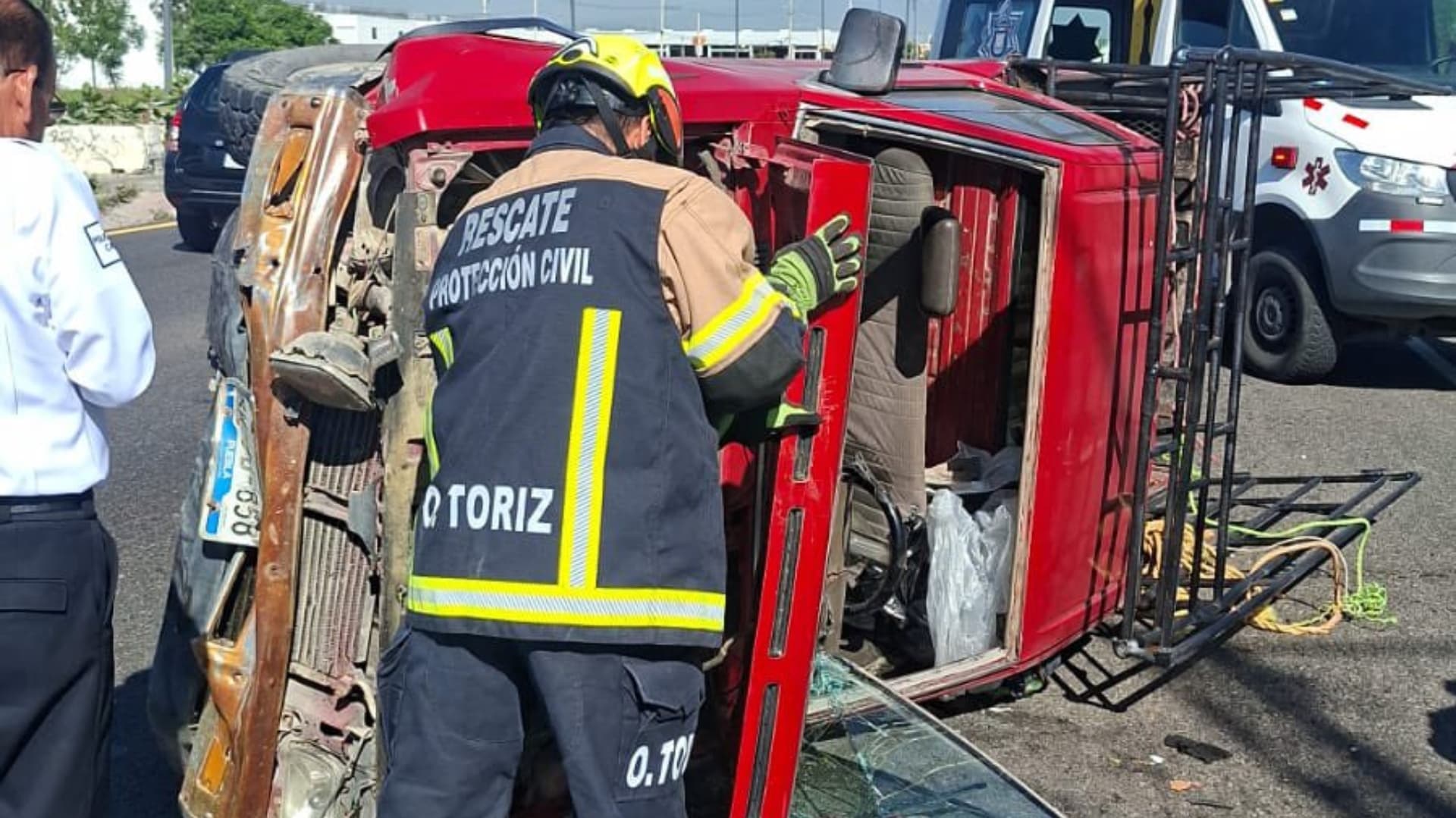 Accidente de camioneta en el Periférico Ecológico de Puebla.