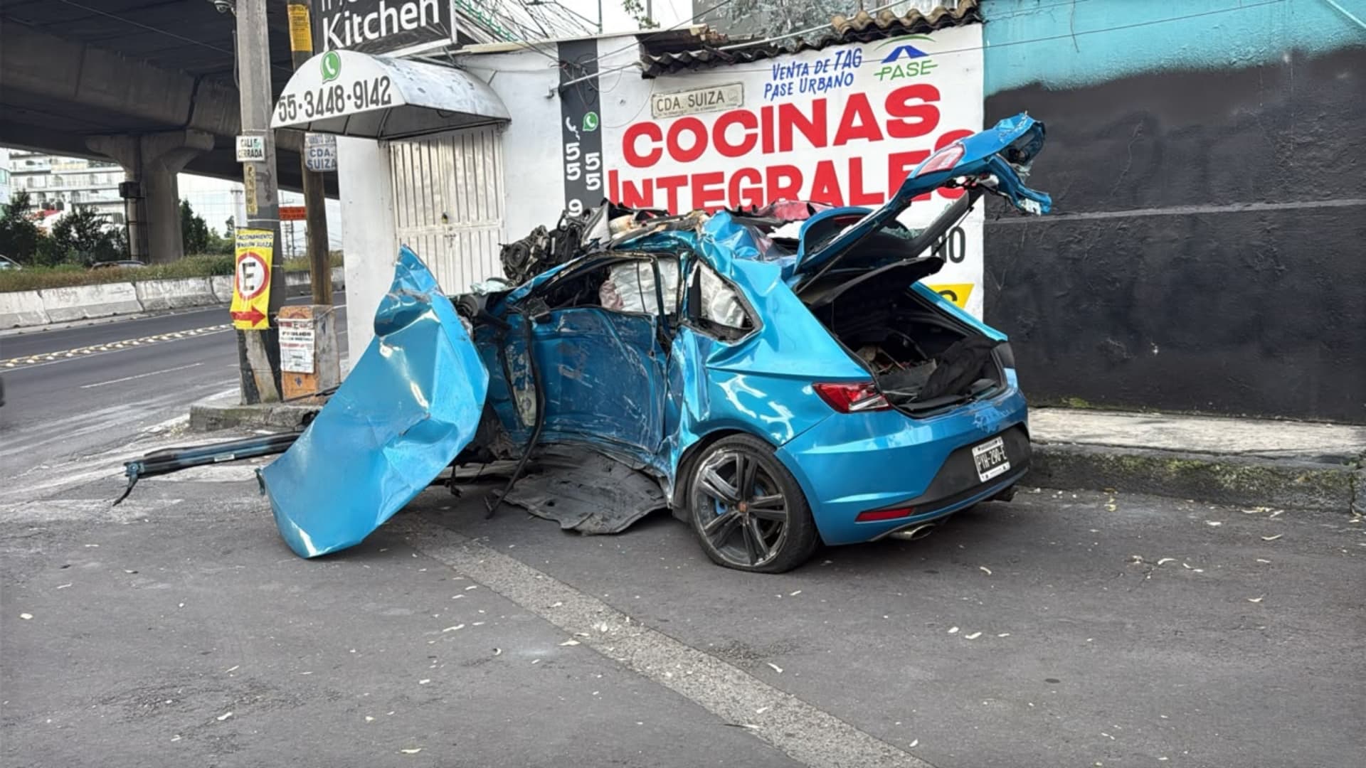 Auto azul que chocó en Periférico Sur