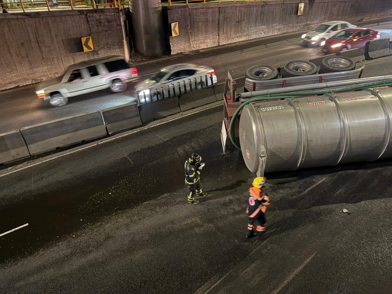 Pipa vuelca en Periférico CDMX