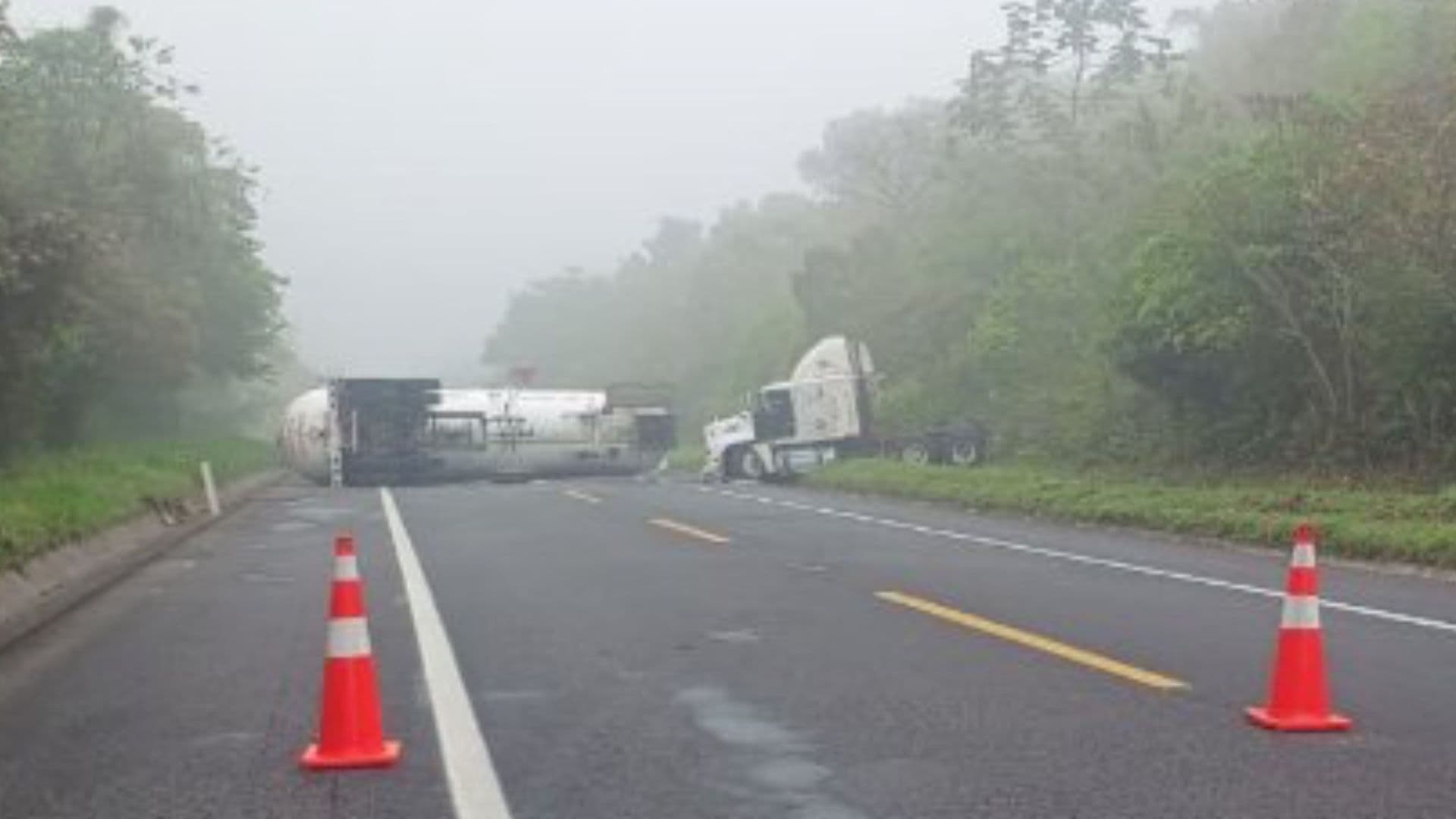 Autopista México-Tupan cerrado tramo de Tulancingo - Tihuatlán