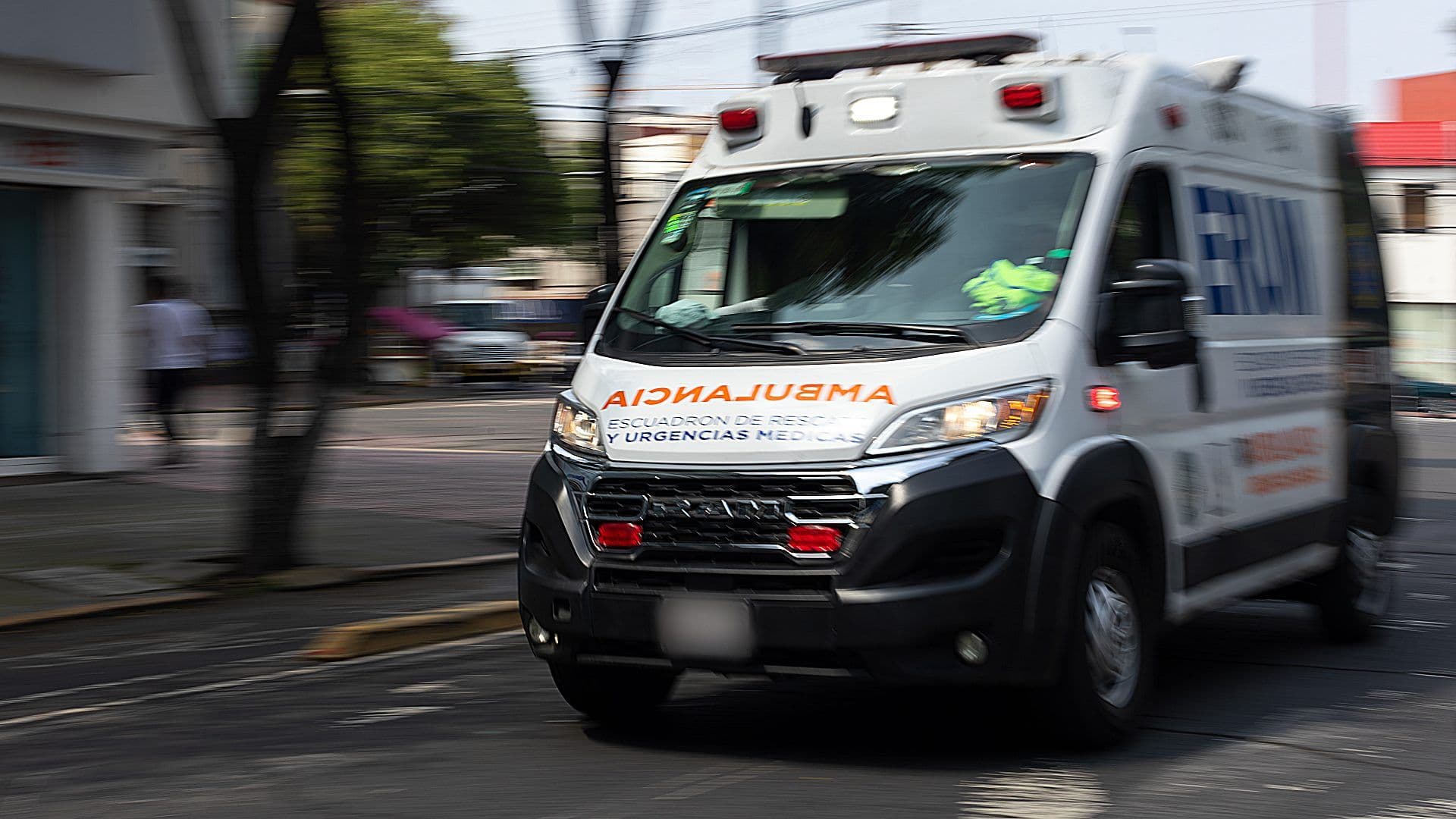 Un accidente vial dejó al menos tres personas lesionadas, entre ellas una policía, en CDMX. Foto: N+ | Archivo