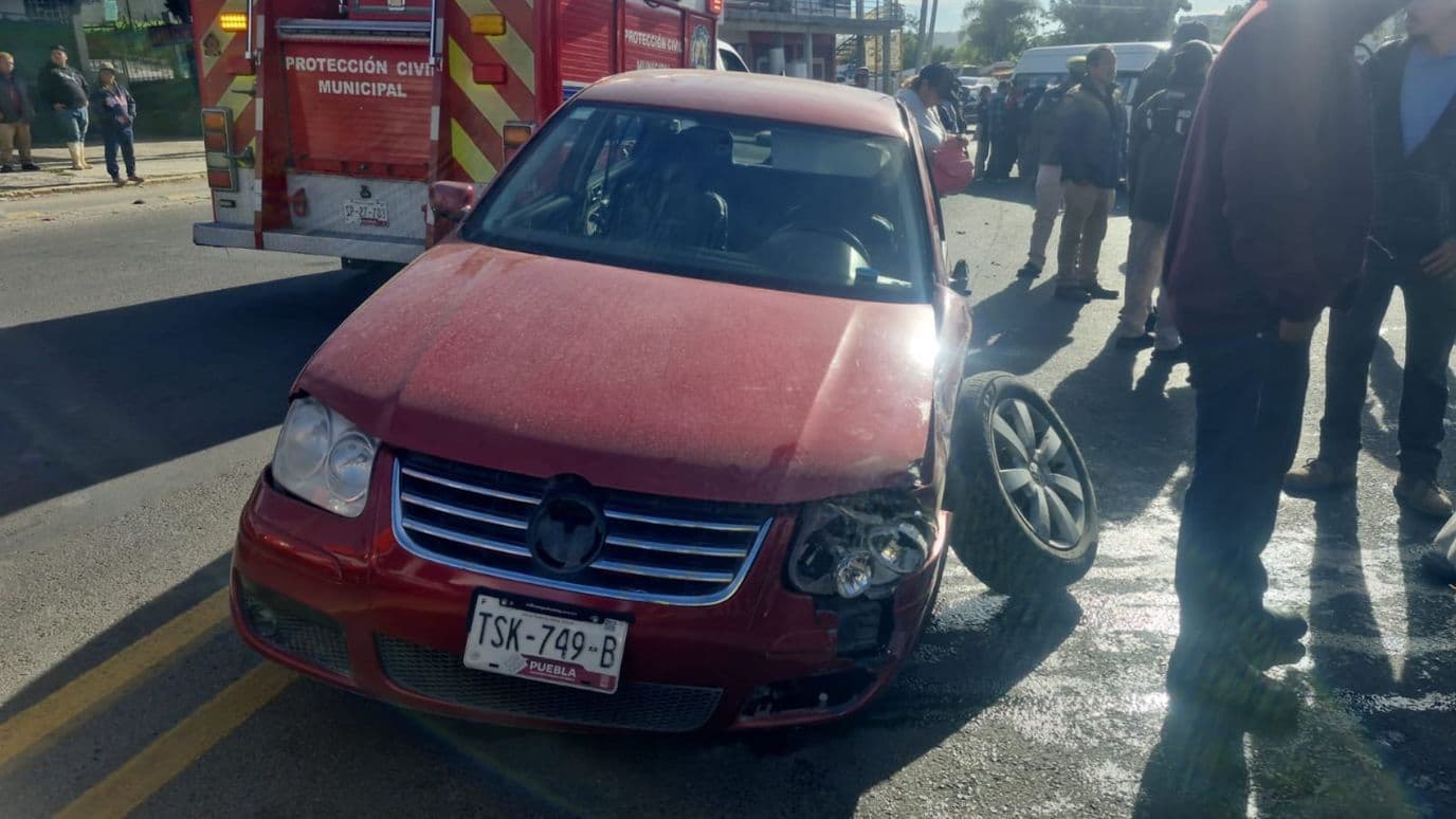 Choque entre auto y transporte público moviliza a cuerpos de emergencias en Puebla
