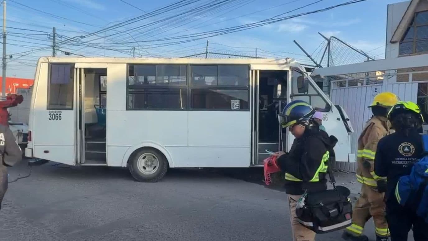 Choque transporte público en colonia Granjas de Puebla deja tres lesionados.