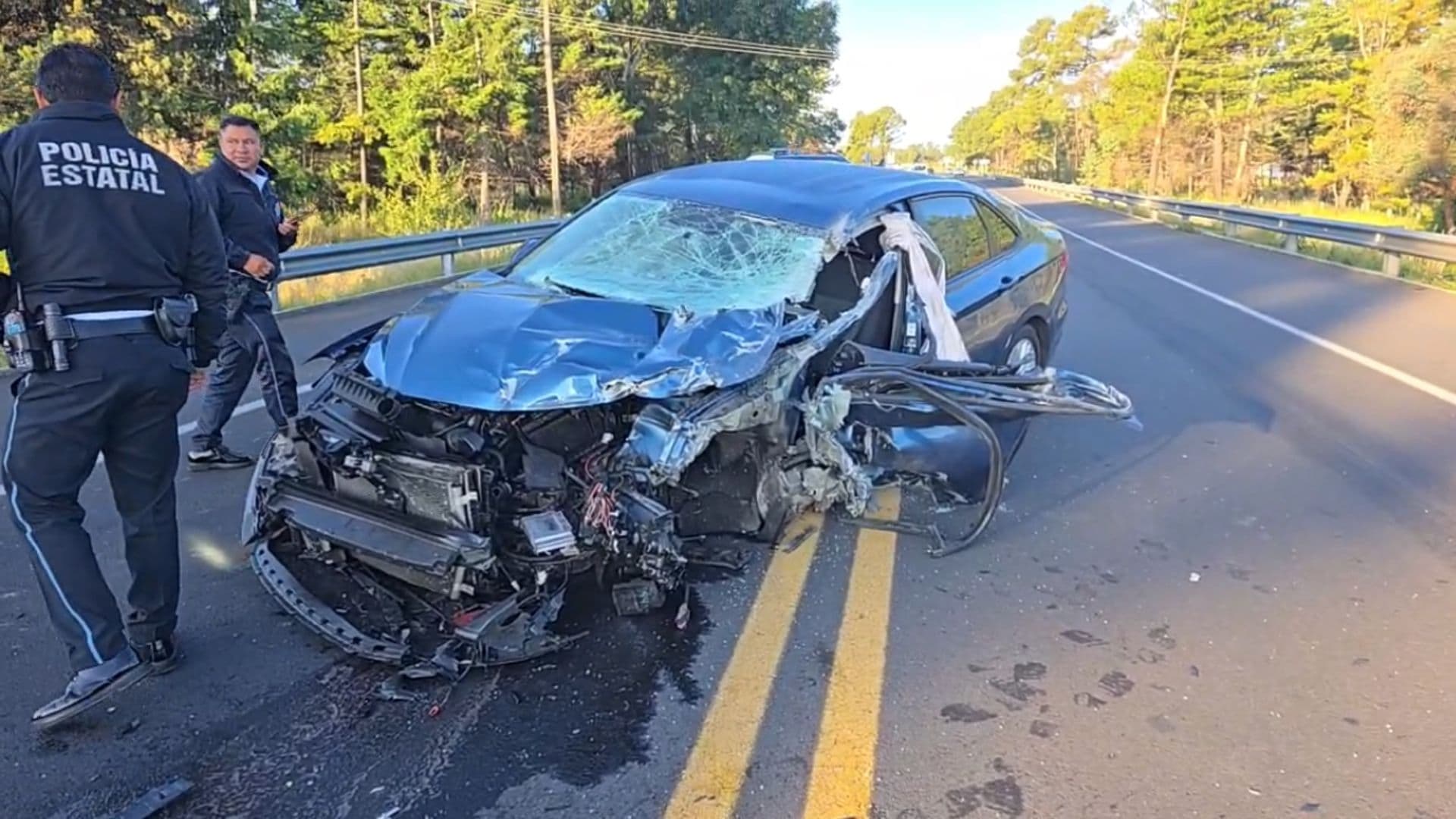 Choque de auto y camioneta de carga en la autopista Tlaxcala-Puebla-