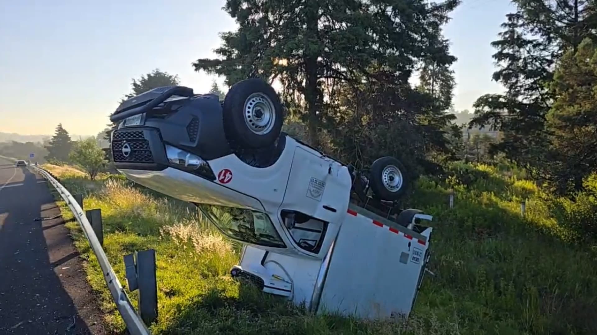 Volcadura de camioneta en la autopista Tlaxcala-Puebla.