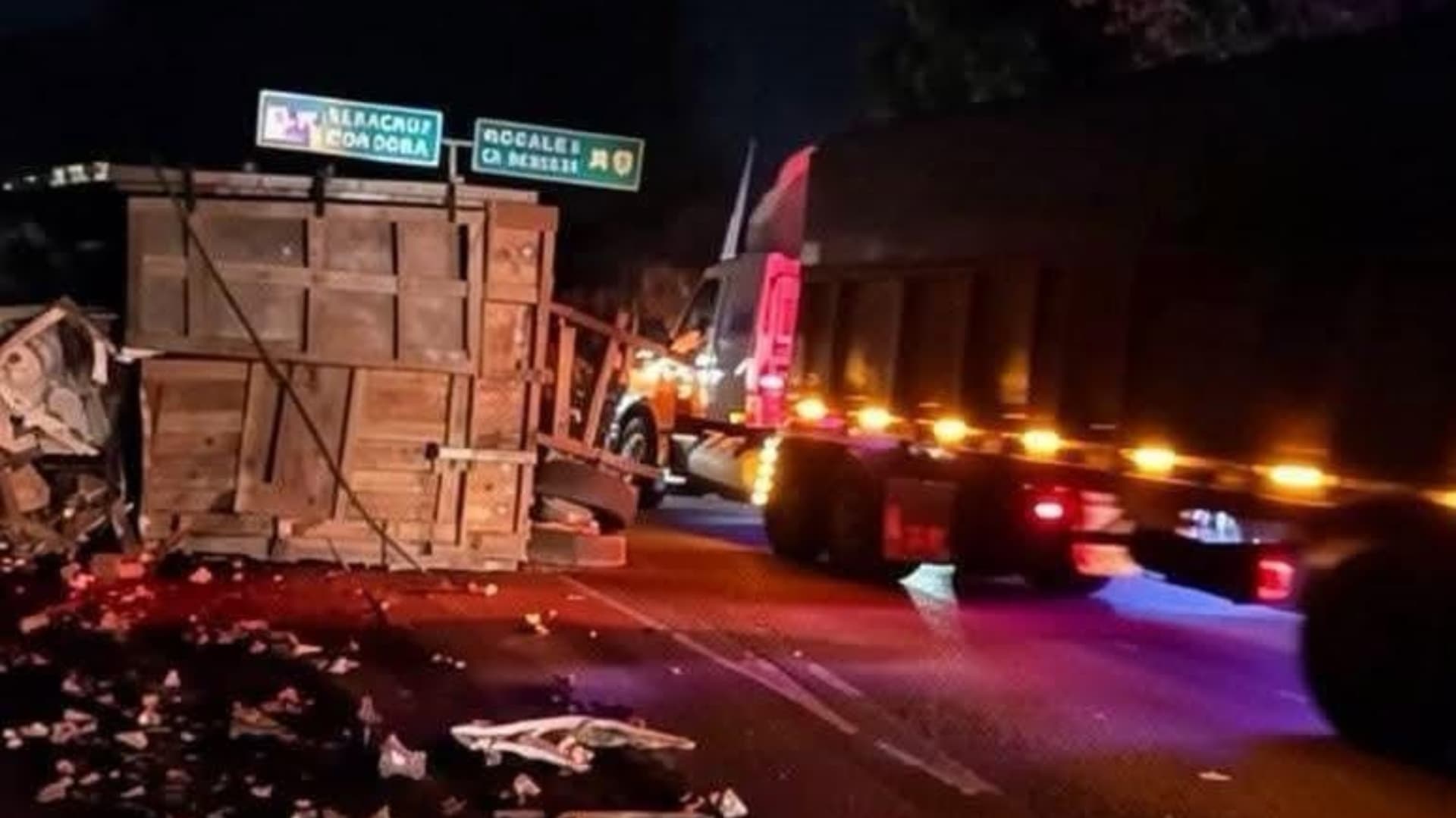 Volcadura de tráiler con chatarra en la autopista Puebla-Orizaba.