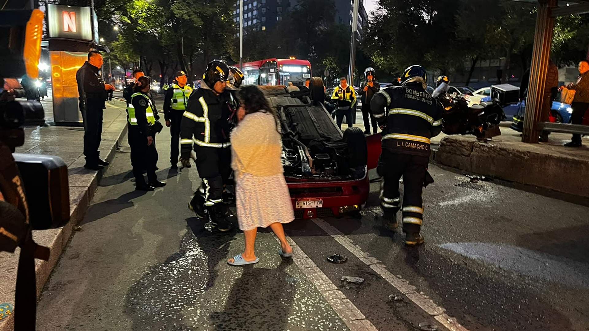 Auto volcado en Paseo de la Reforma, CDMX, el 14 de octubre. Foto: N+