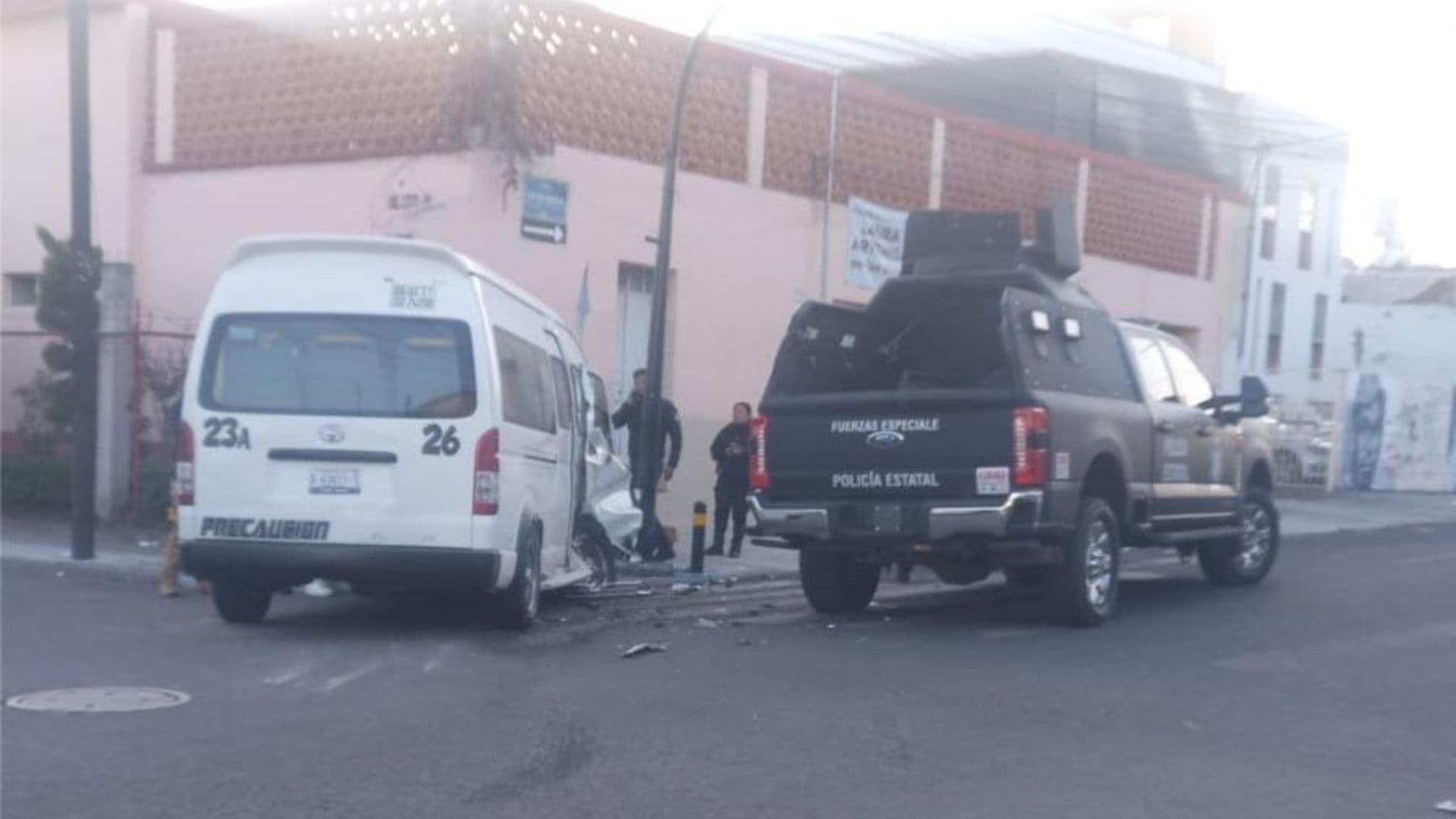 La unidad oficial impactó de costado a la de transporte público.