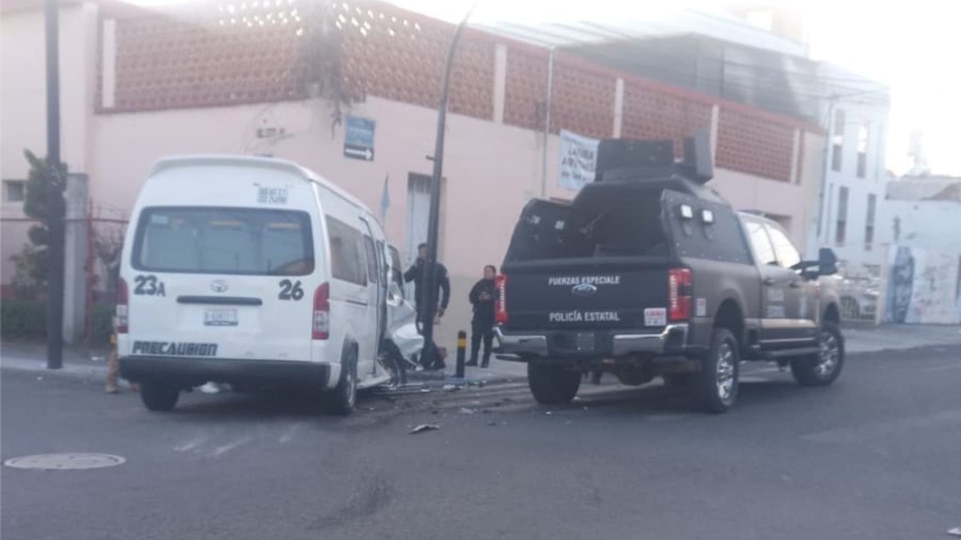 La unidad oficial impactó de costado a la de transporte público.