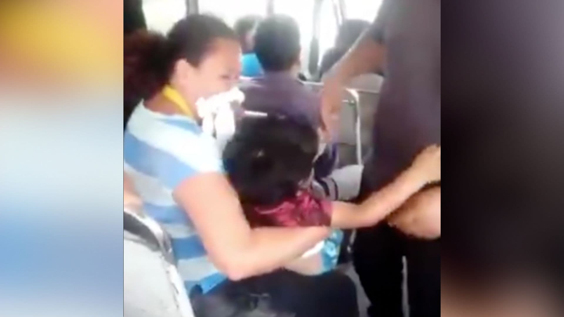 Chofer se vuela un tope en Puebla y deja lesionada a una mujer.