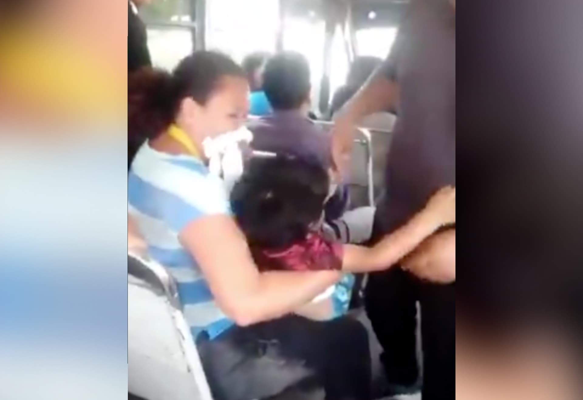 Chofer se vuela un tope en Puebla y deja lesionada a una mujer.