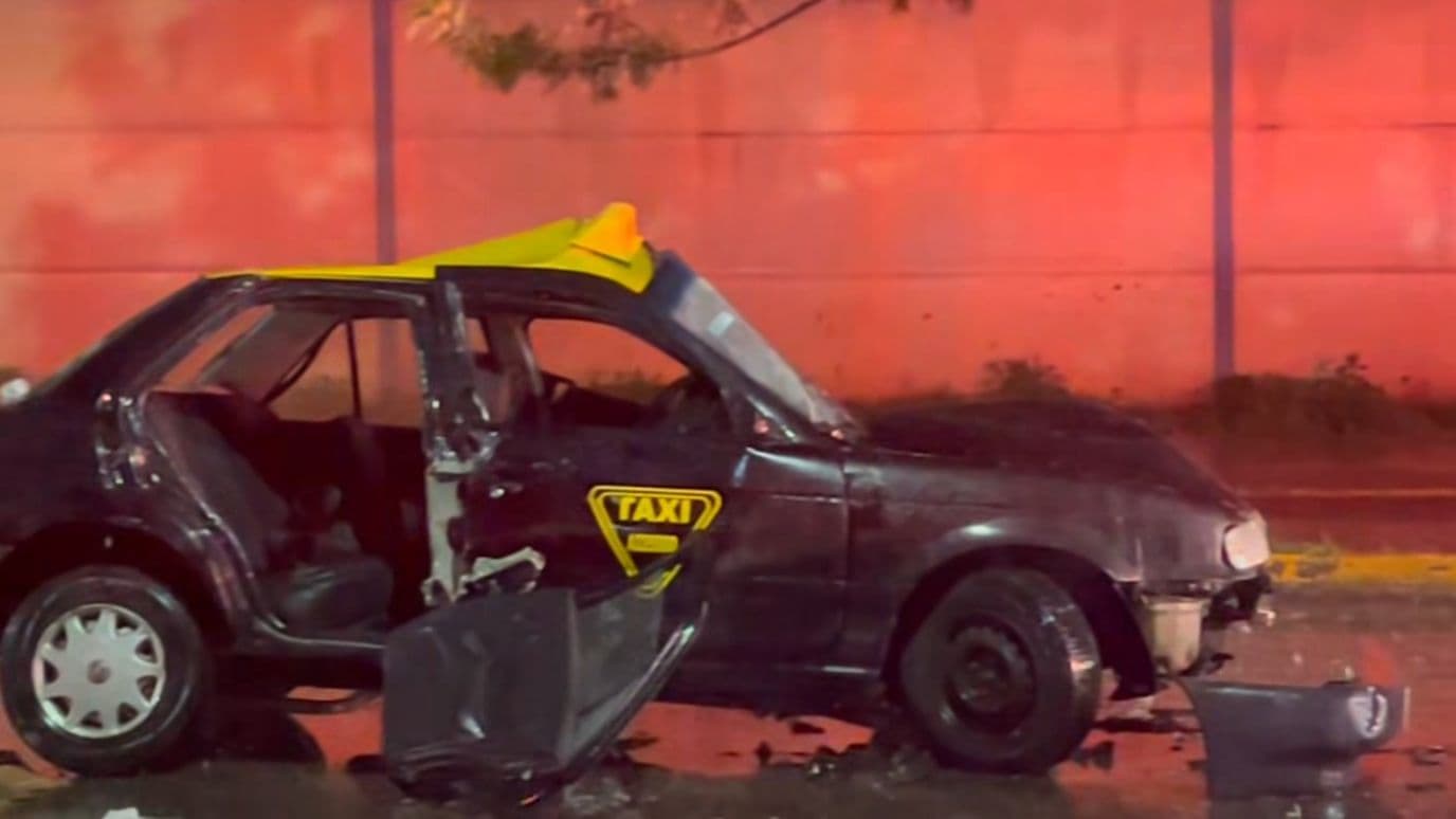 Choque entre Taxi y Auto Deja a Pasajero Atrapado en la Carretera Puebla-Tlaxcala