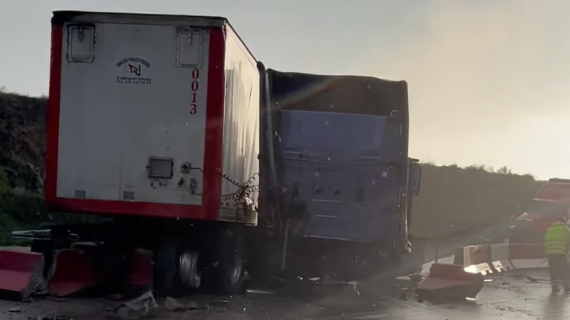 Tráiler choca contra muro de contención en Arco Norte.