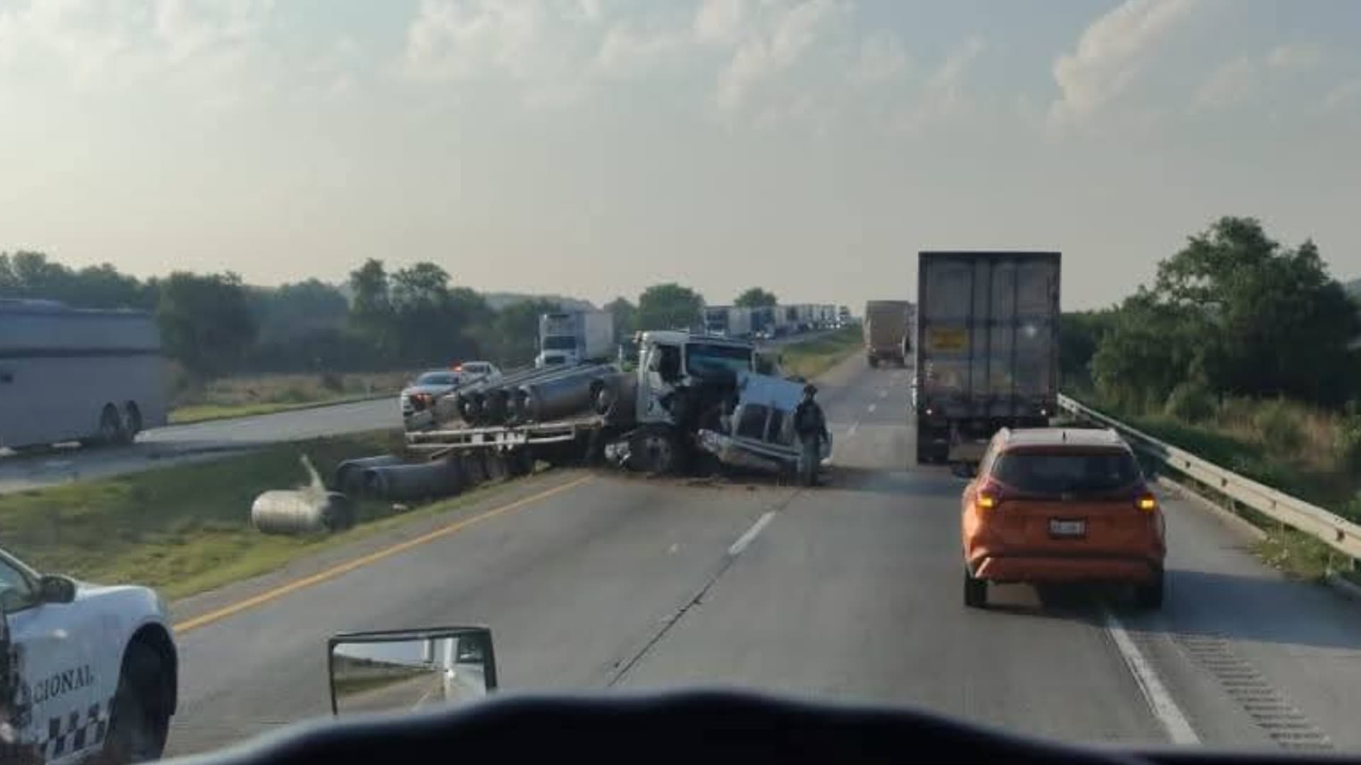 Tráiler de Plataforma Cargado con Contenedores Chocó sobre la Autopista Arco Norte