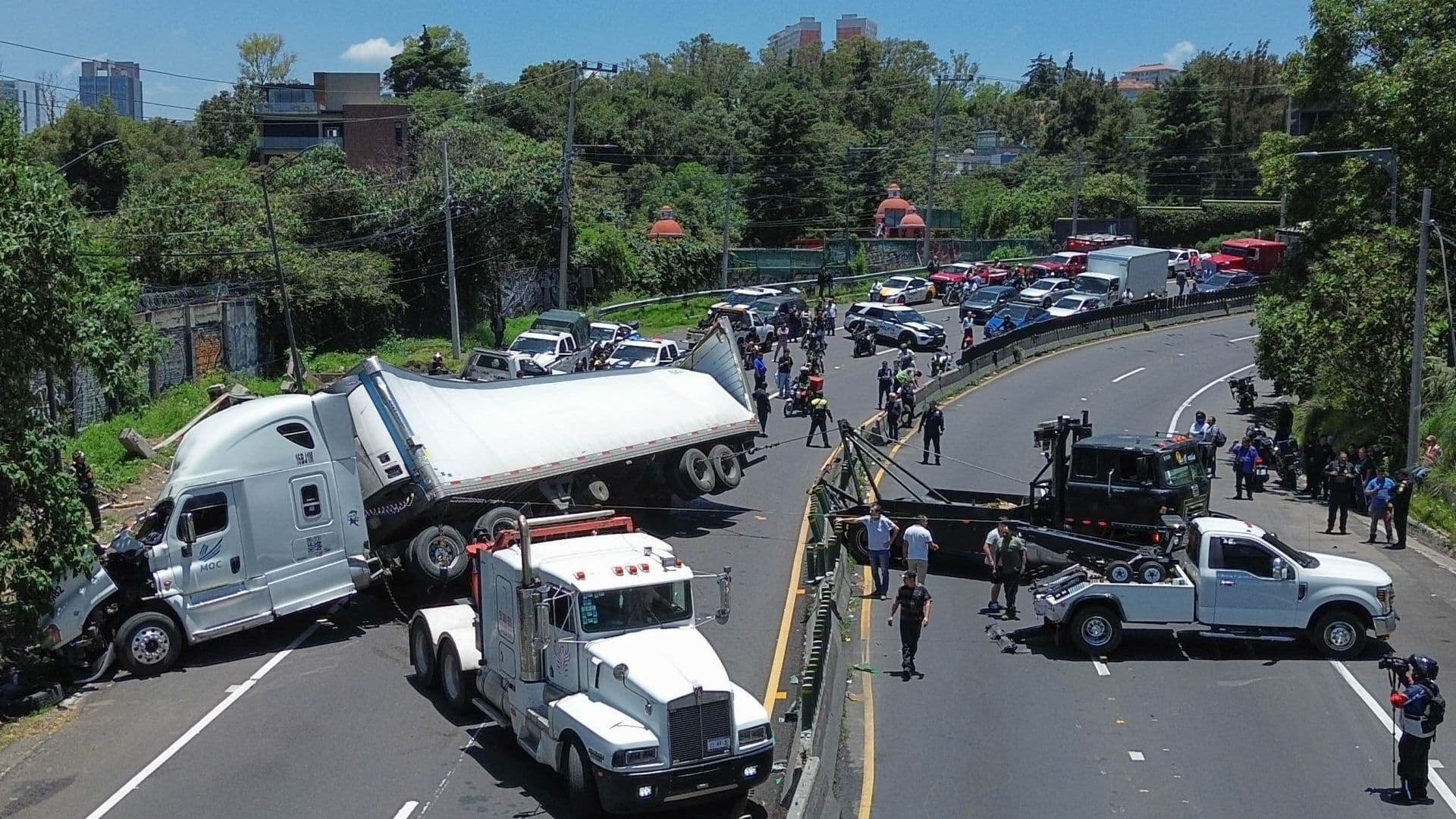 Accidente de tráiler en la carretera México-Toluca