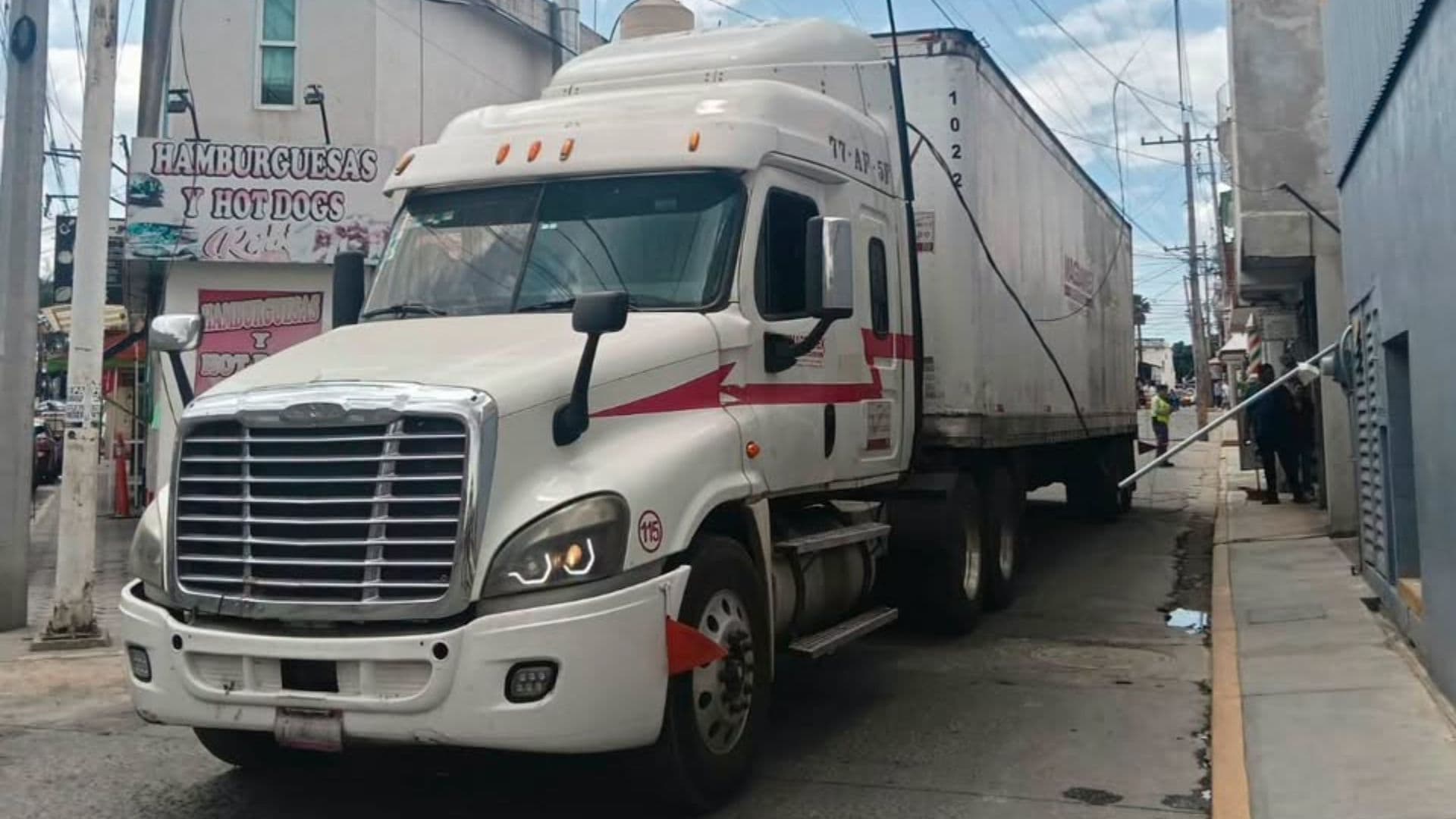 Accidente Conductor Tractocamión Daños Mufa Inmueble Calle 2 de Abril Cuautlancingo Puebla