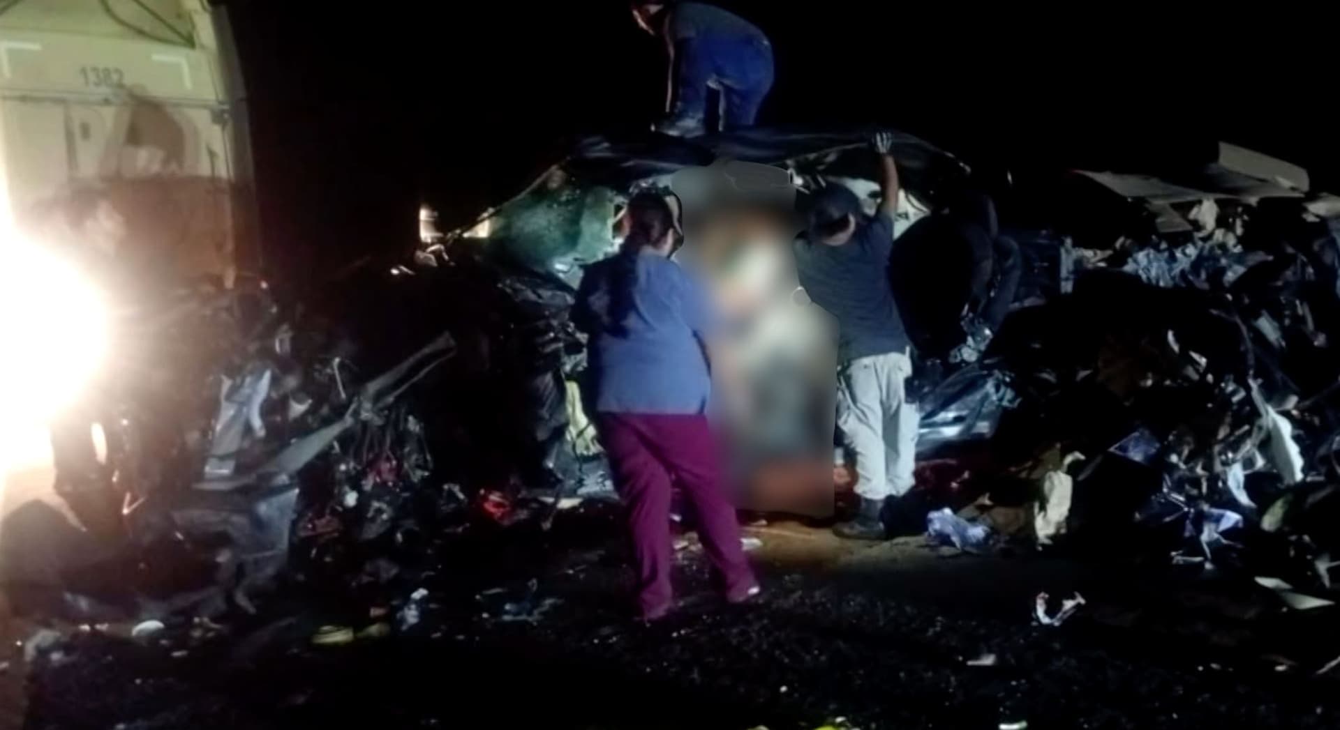 Choque entre dos traileres y una camioneta en carretera