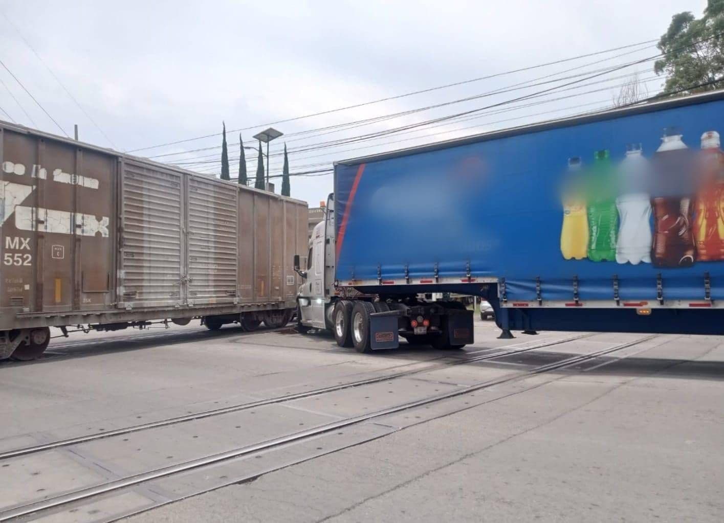Choca Camión Repartidor de Refresco contra el Tren en Movimiento en Puebla