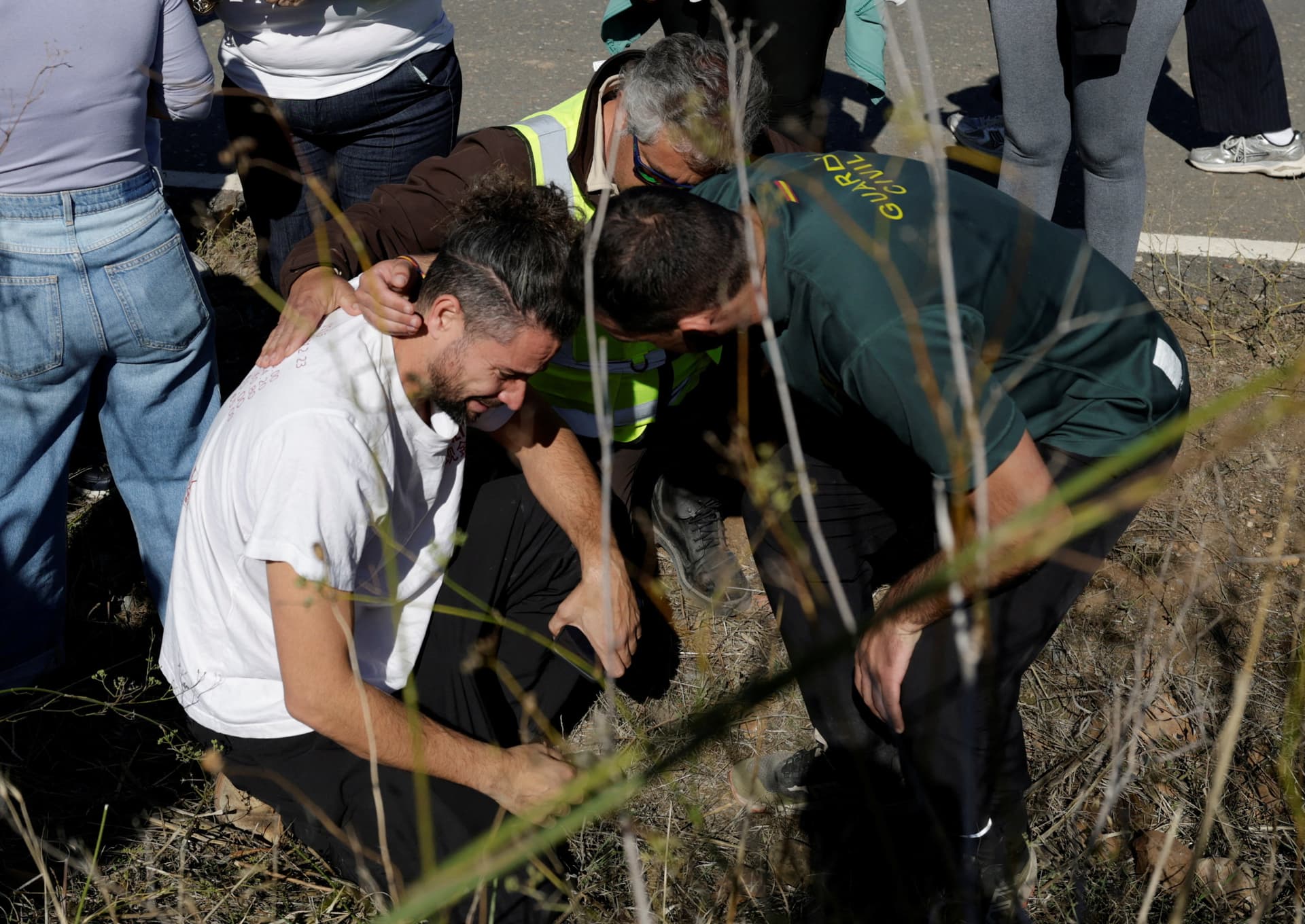 Una persona se lamenta luego del accidente de trenes en España, el 28 de octubre 2026.
