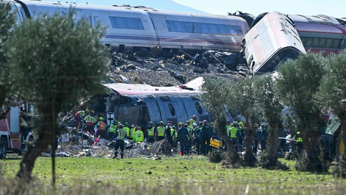 Servicios de emergencia laborando en la zona del accidente ferroviario