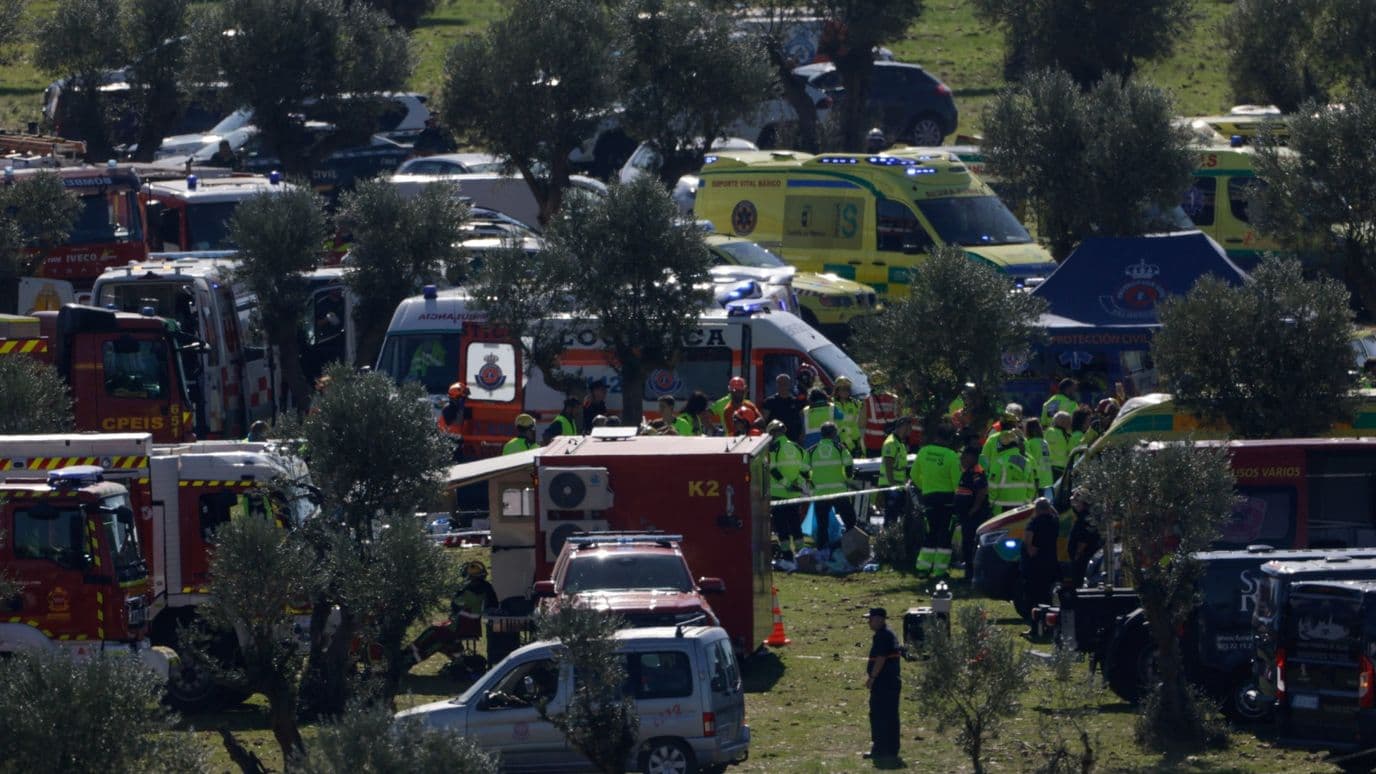Equipos de emergencia en la zona del accidente.
