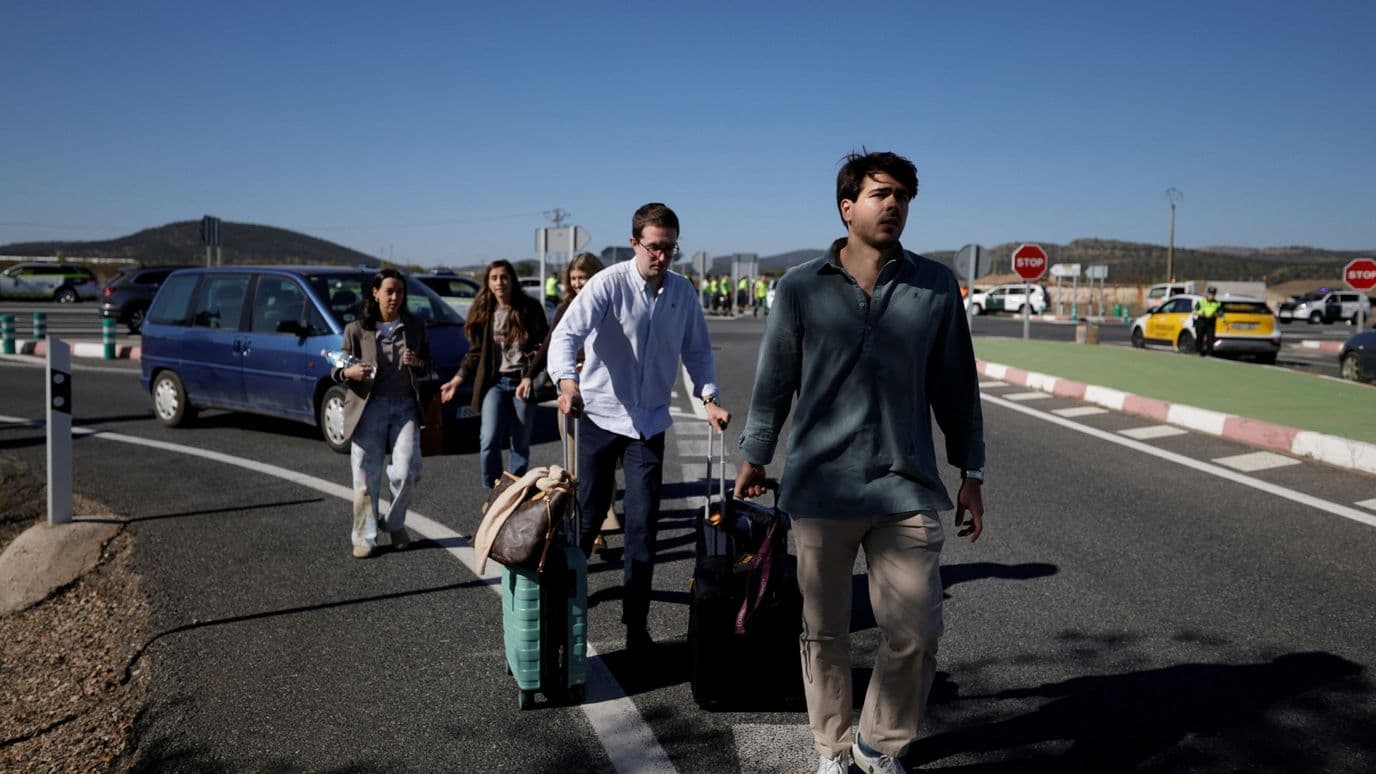 Pasajeros salen de la zona tras la colisión de dos trenes de alta velocidad