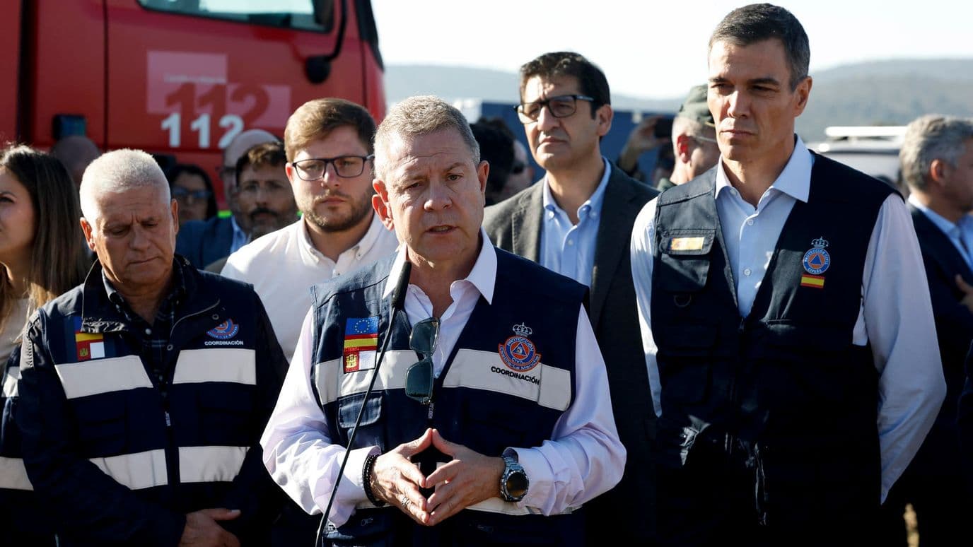 El presidente del Gobierno, Pedro Sánchez (derecha), junto al presidente de Castilla-La Mancha, Emiliano García-Page (izquierda)