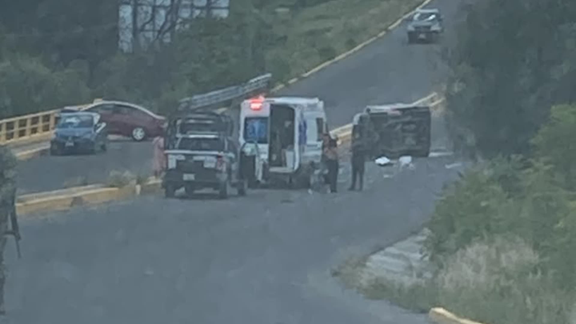 Camioneta Termina Volcada después de Chocar con Dos Patrullas en Carretera de Puebla