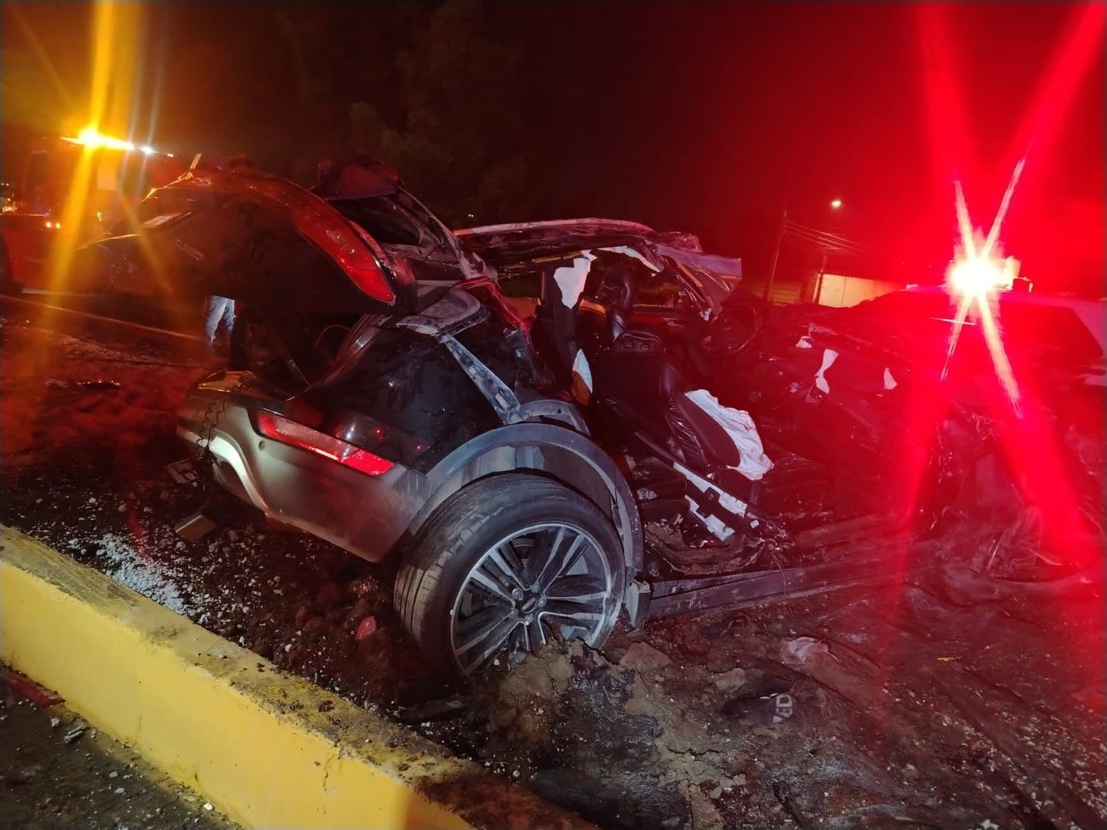 Cuatro muertos deja choque de camioneta en la autopista