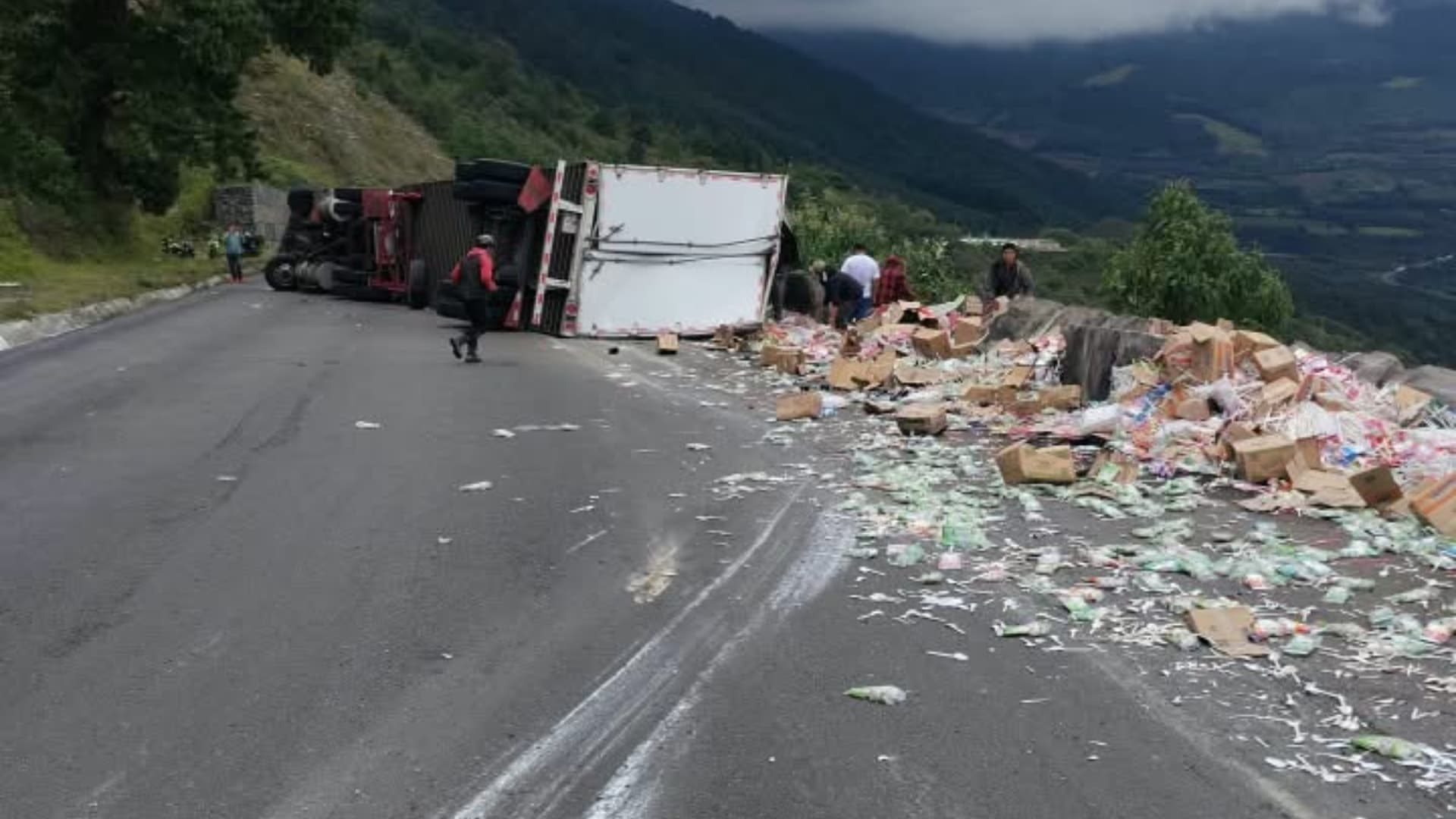 Accidente Volcadura Tractocamión Mercancía Autopista Acatzingo Ciudad Mendoza Puebla