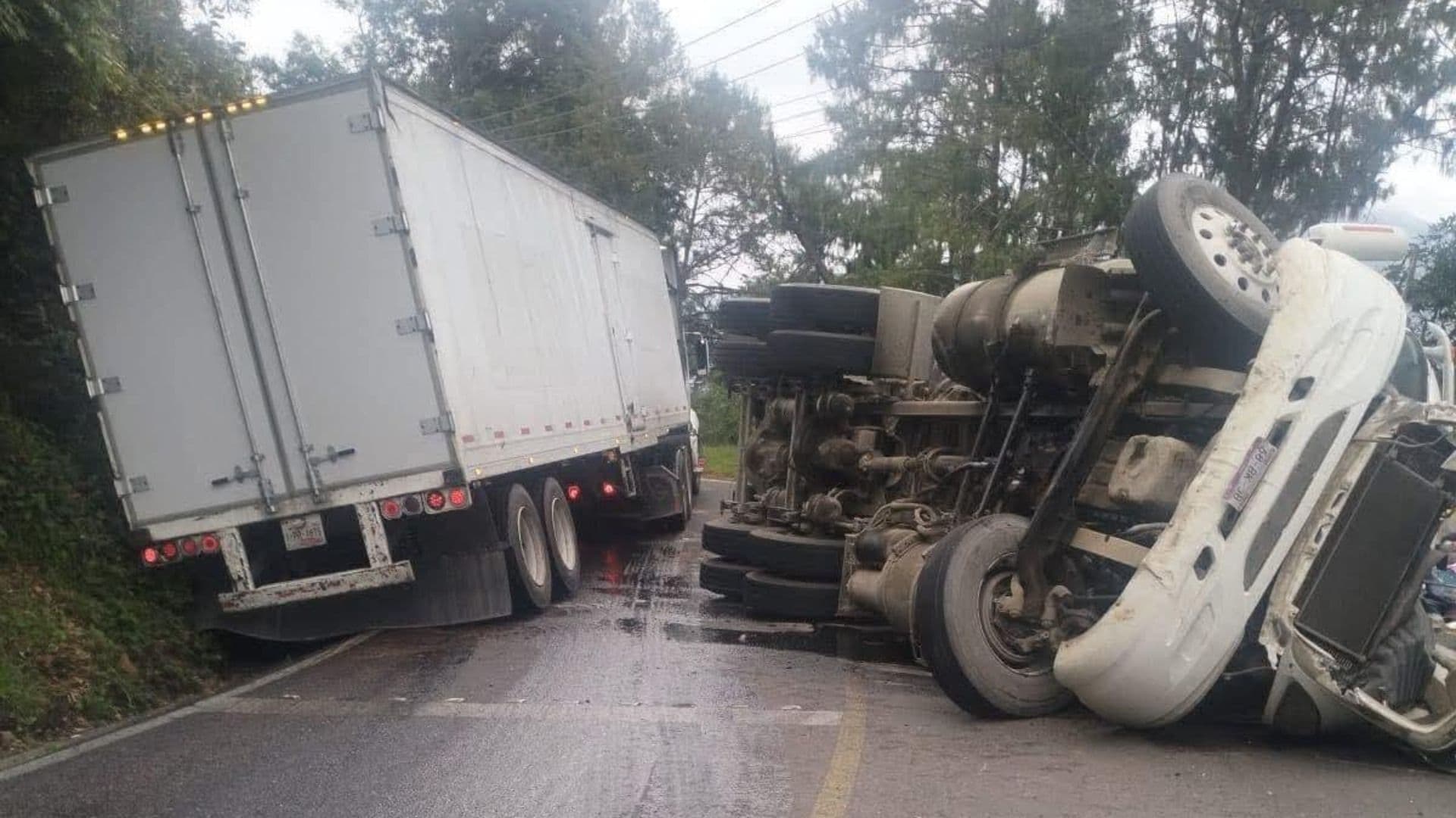Colapsa Tráfico por Volcadura de Tráiler Cargado con Basura en Zona Estudiantil de Puebla