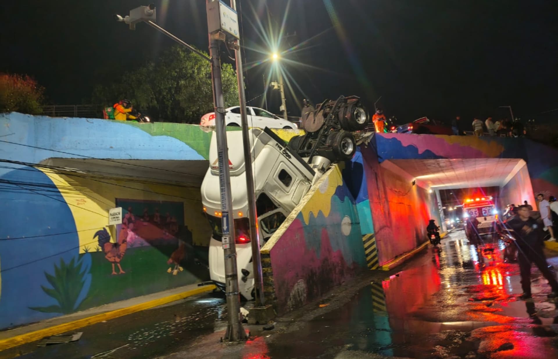 Una persona terminó atrapada en el auto rotulado como taxi.