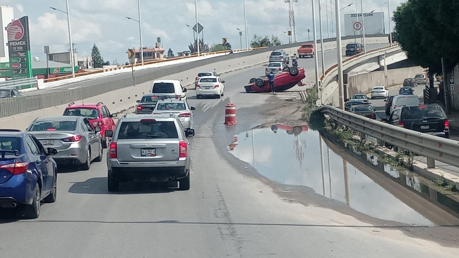 El coche terminó con las cuatro ruedas al aire.