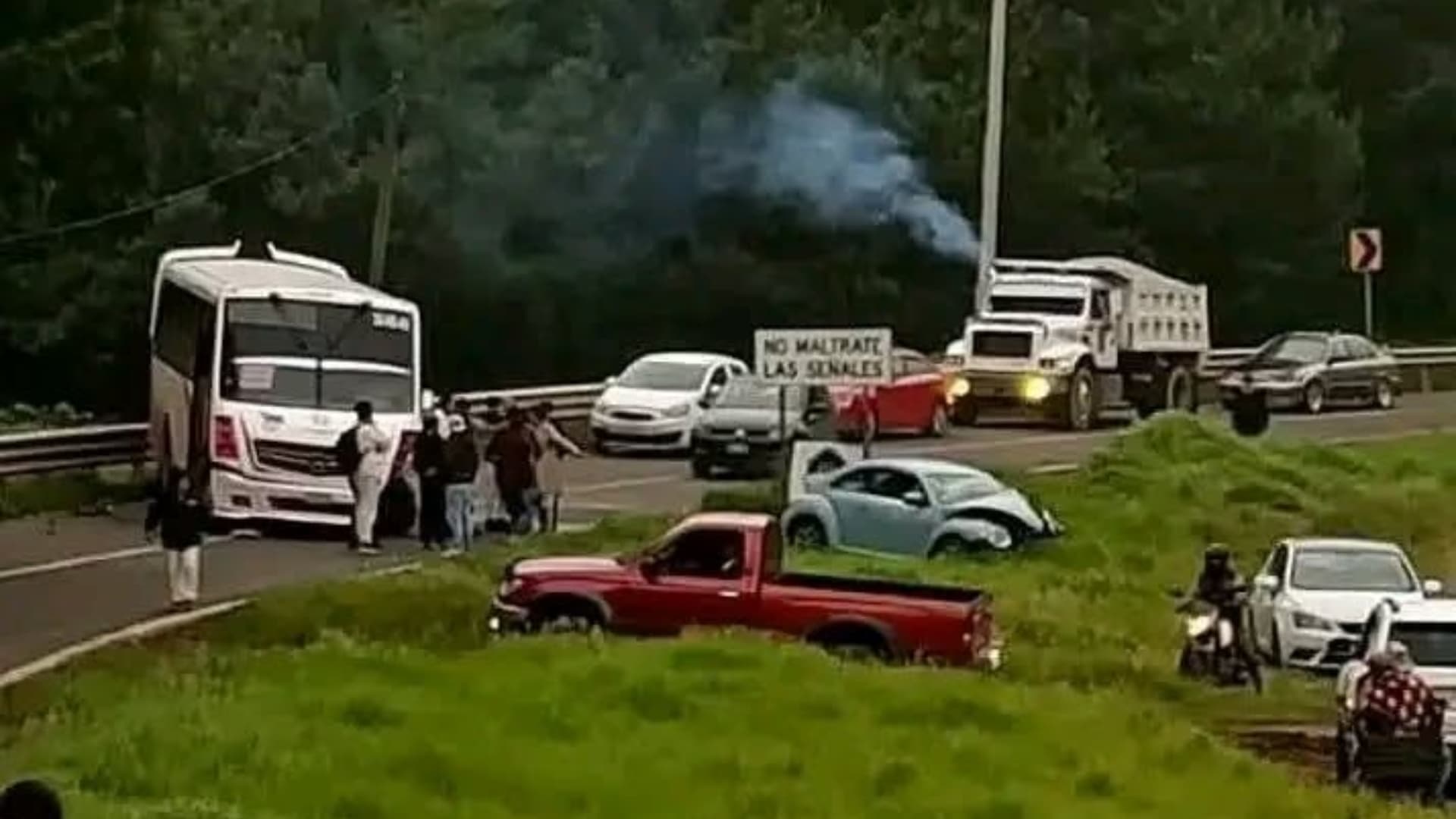 Choque en la carretera Ahuazotepec-Zacatlán deja congestionamiento vial.