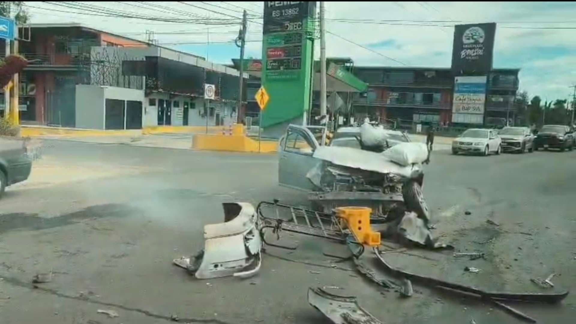 Dos automóviles chocaron por descompostura del semáforo.