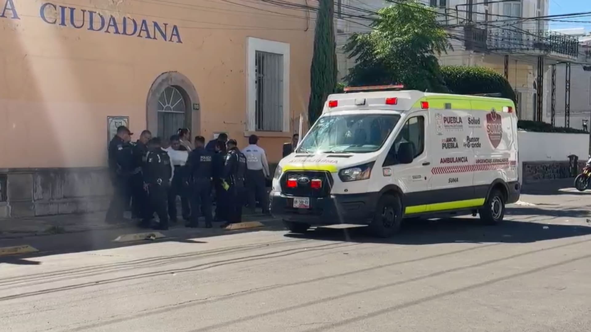 Accidente entre patrulla y motociclistas en Puebla deja a una mujer lesionada.