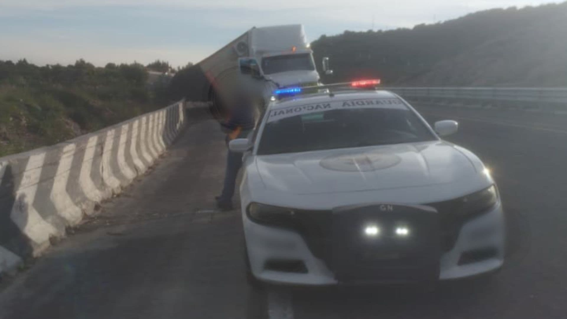 Tráiler accidentado en la autopista Puebla-Orizaba.